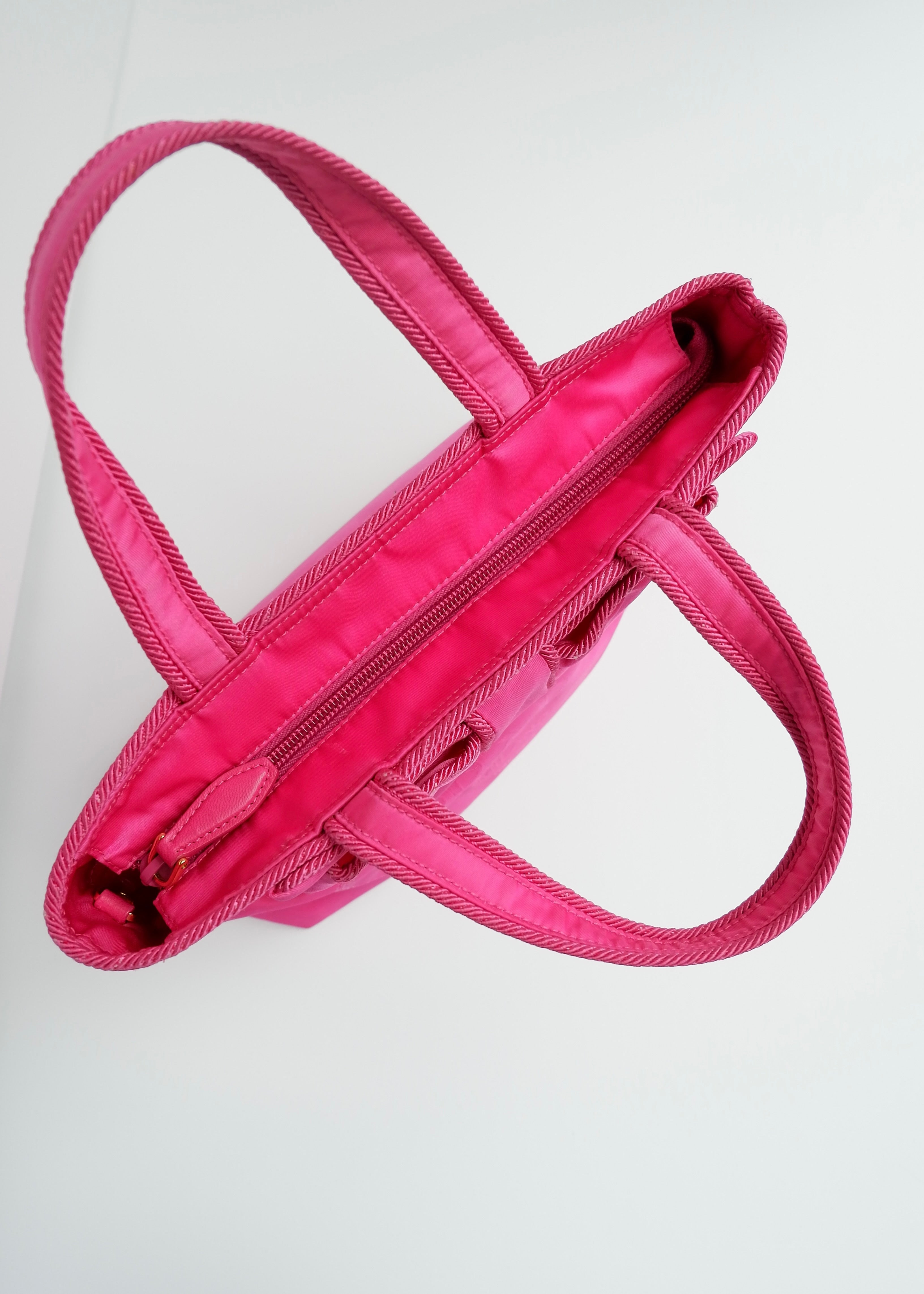 Authentique sac Prada deux façons en nylon rose vif d'occasion