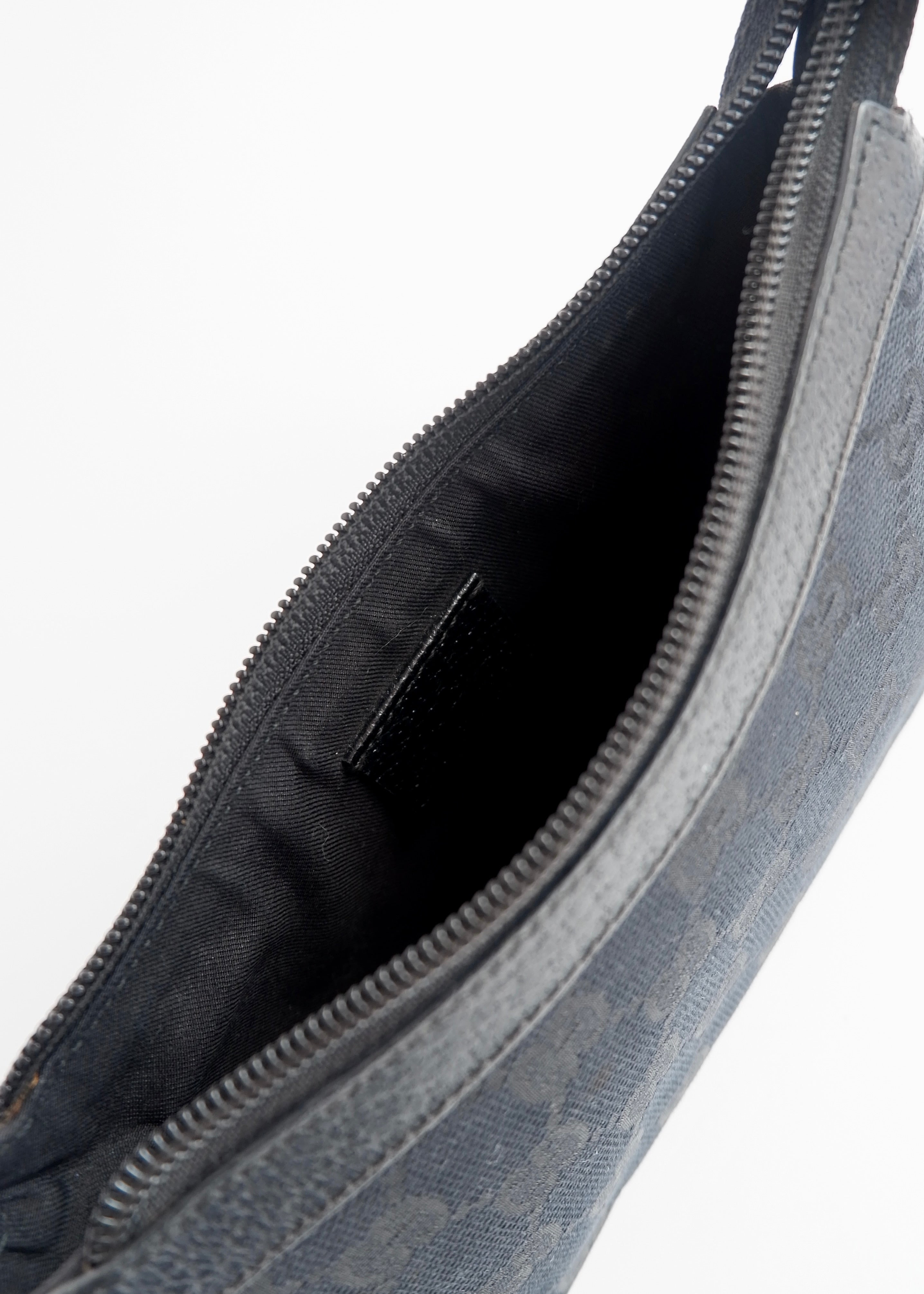 Authentique Sac Micro à Bandoulière Gucci en Toile GG Noire avec Breloque Dorée d'occasion
