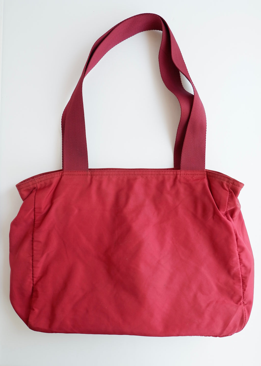 Sac fourre-tout Prada authentique d'occasion en nylon rouge