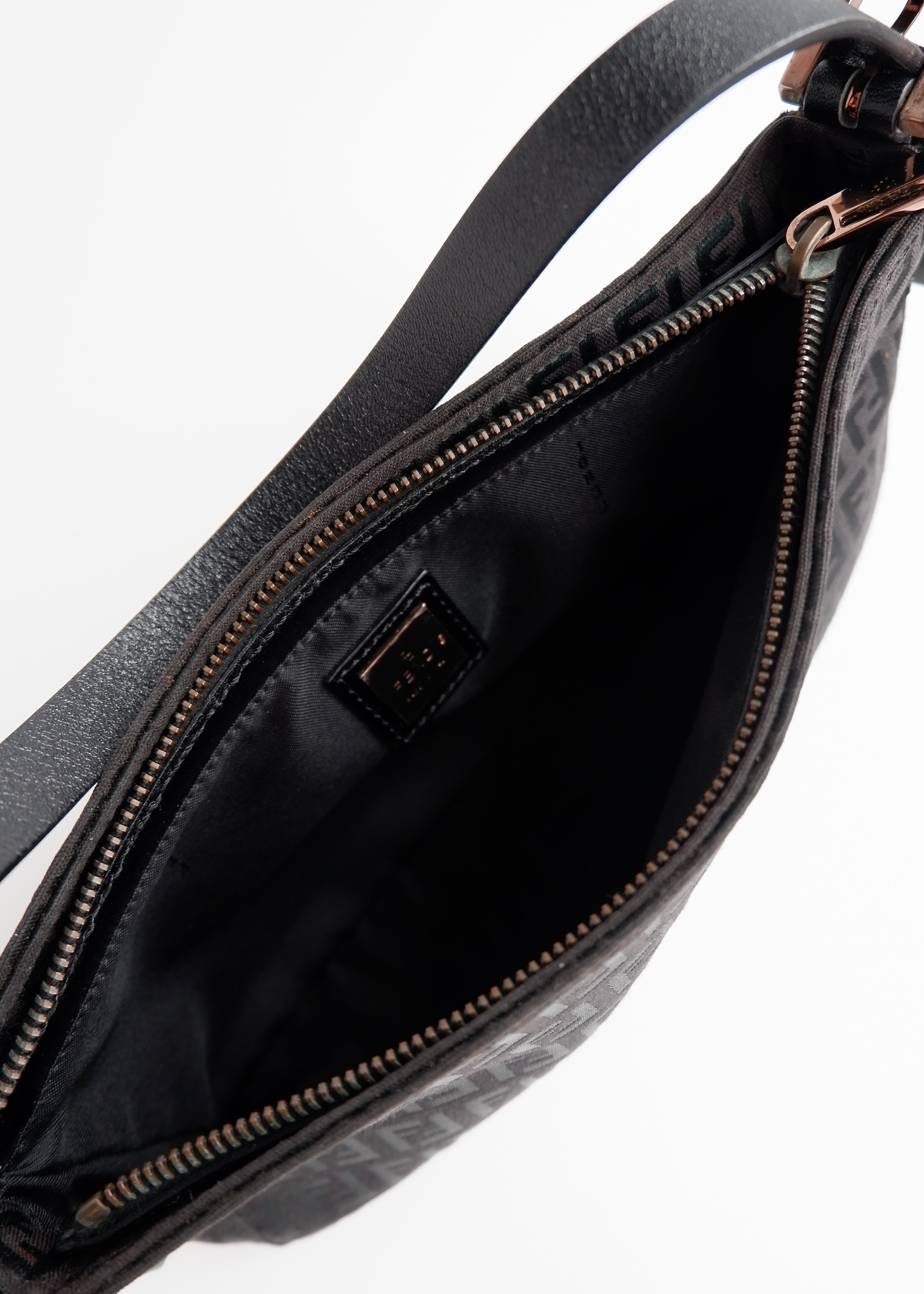 Authentique sac porté épaule Fendi Zucchino en toile noire d'occasion