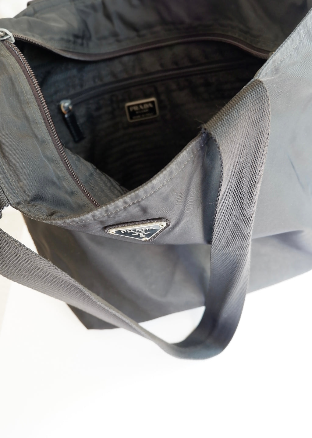 Sac cabas Prada authentique d'occasion en nylon noir à longue bandoulière