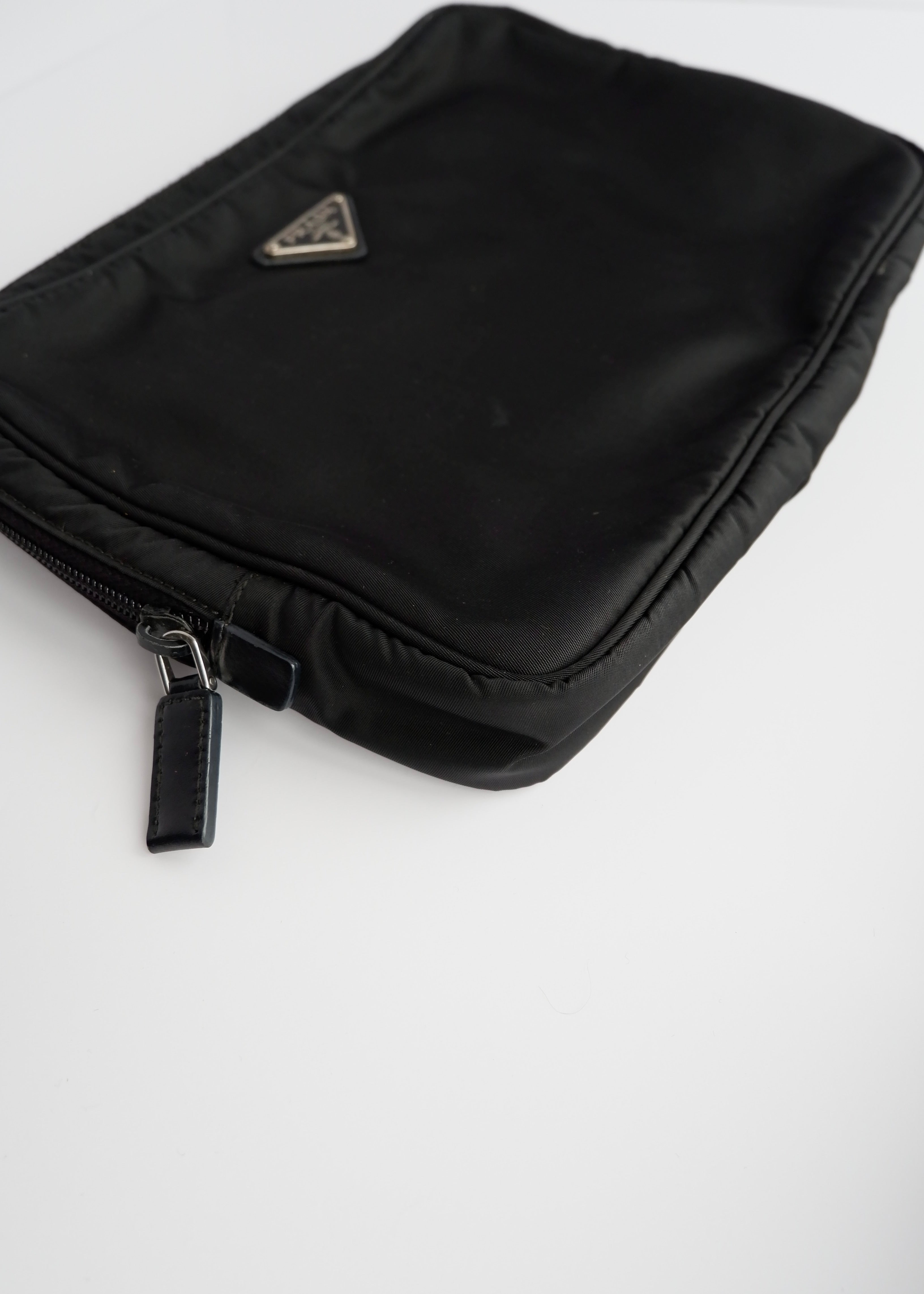 Authentique pochette à main en nylon/cuir noir Prada d'occasion