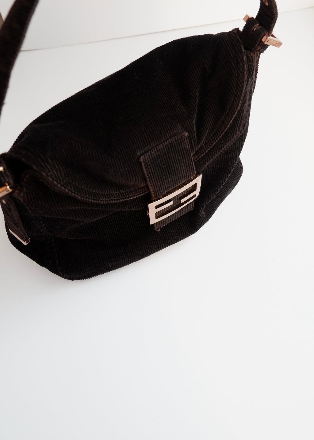 Sac bandoulière baguette Fendi noir en velours côtelé authentique d'occasion