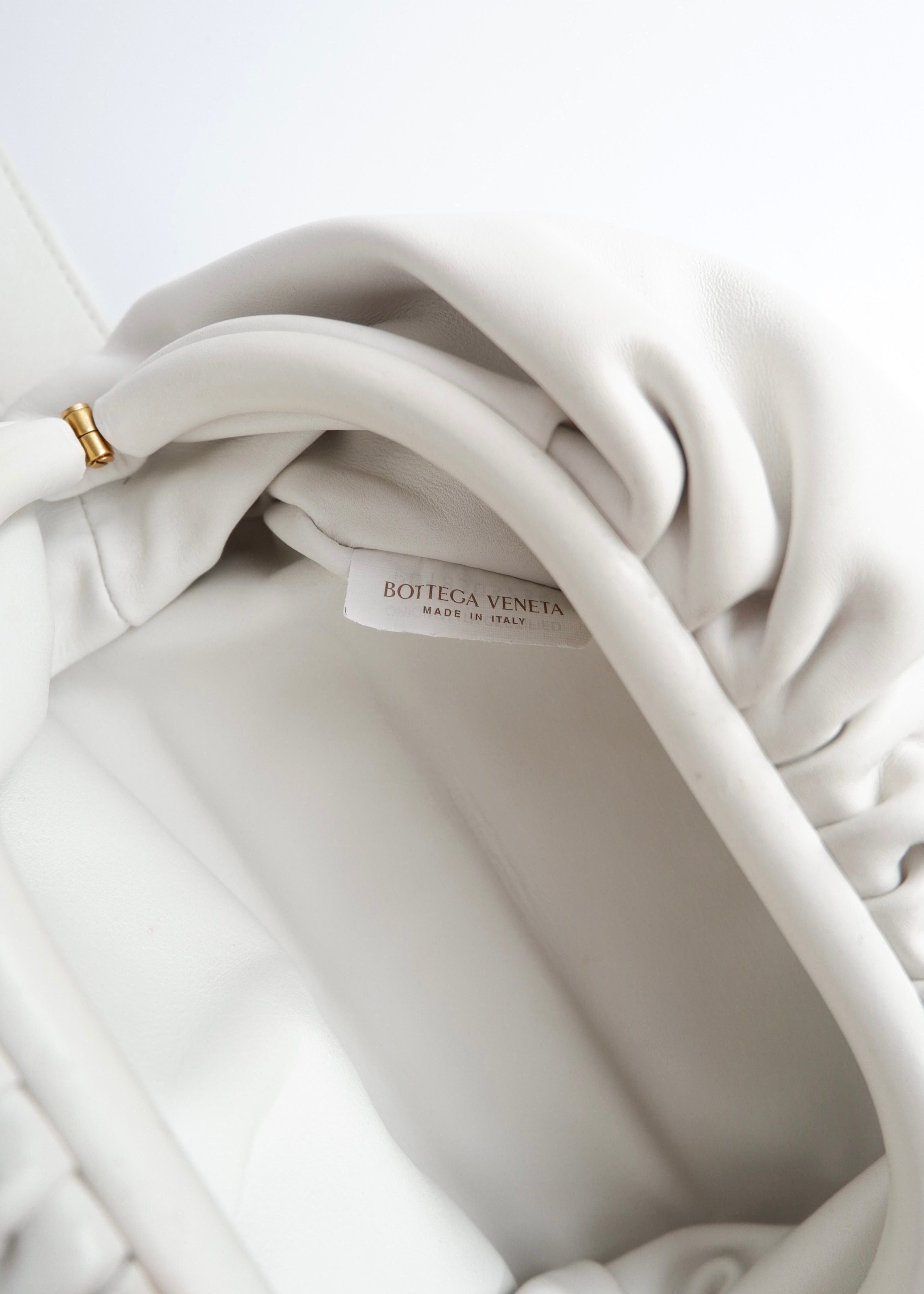 Sac banane Bottega Veneta The Pouch en cuir blanc authentique d'occasion