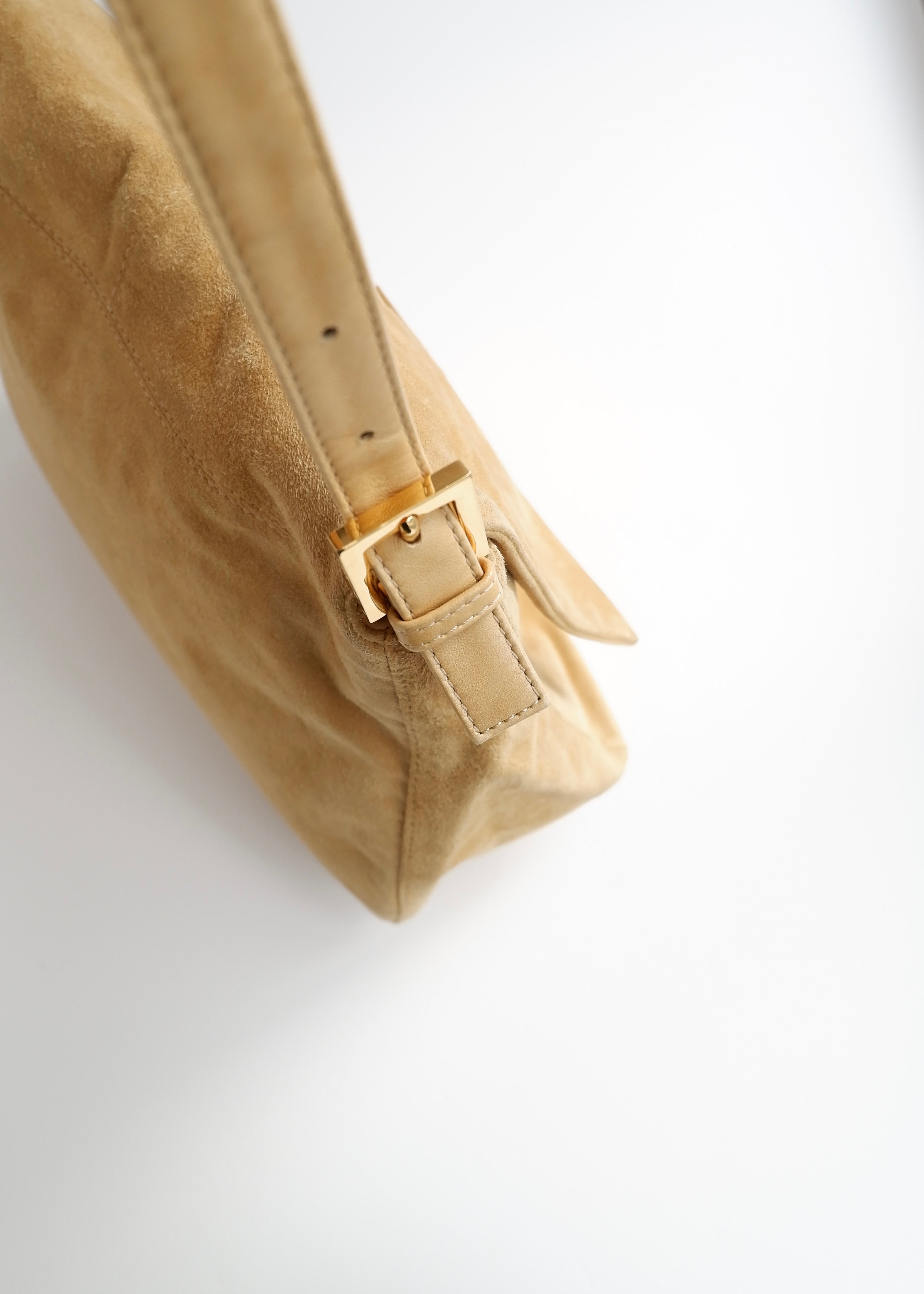 Sac à bandoulière Fendi Mamma Baguette en daim beige d'occasion authentique