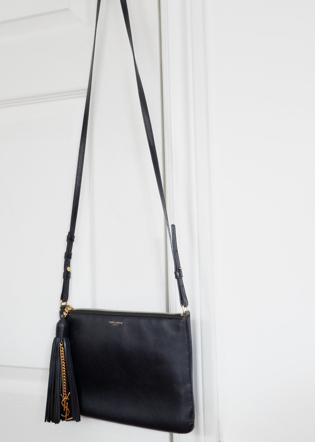 Authentique Sac bandoulière Saint Laurent YSL Monogramme Adolescent en cuir noir d'occasion