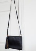 Authentique Sac bandoulière Saint Laurent YSL Monogramme Adolescent en cuir noir d'occasion