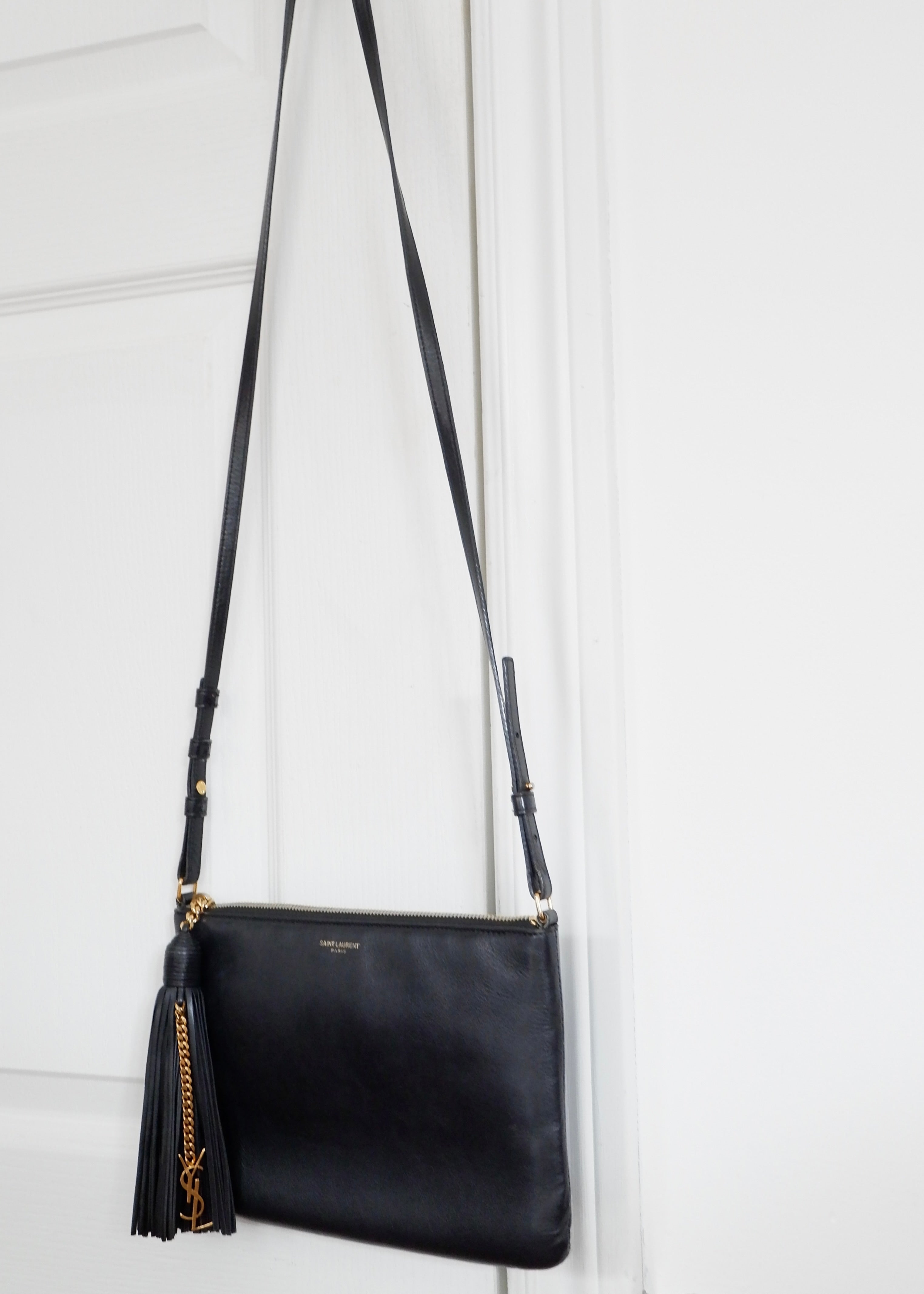 Authentique Sac bandoulière Saint Laurent YSL Monogramme Adolescent en cuir noir d'occasion