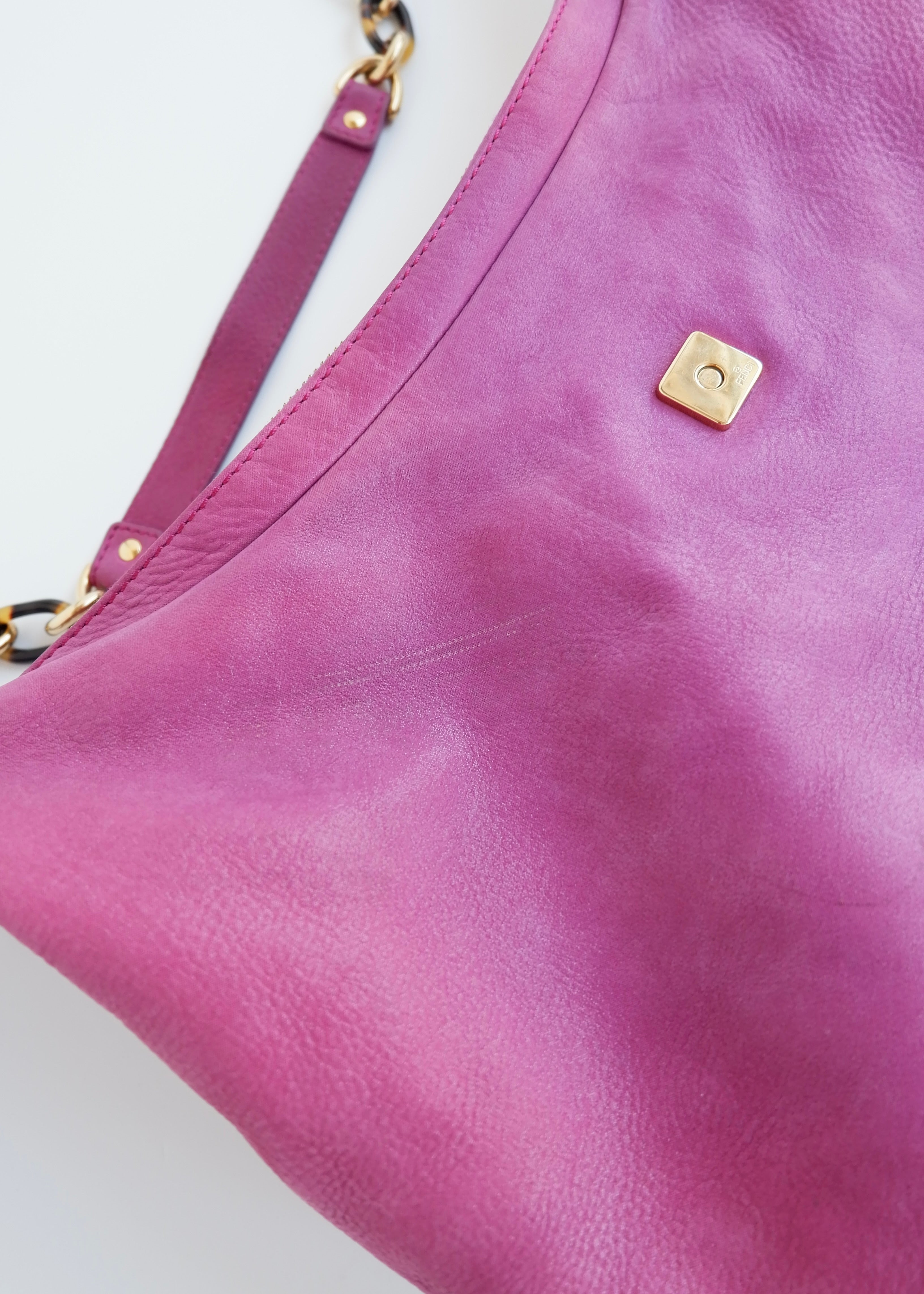 Authentique sac porté épaule Fendi hobo en daim magenta d'occasion