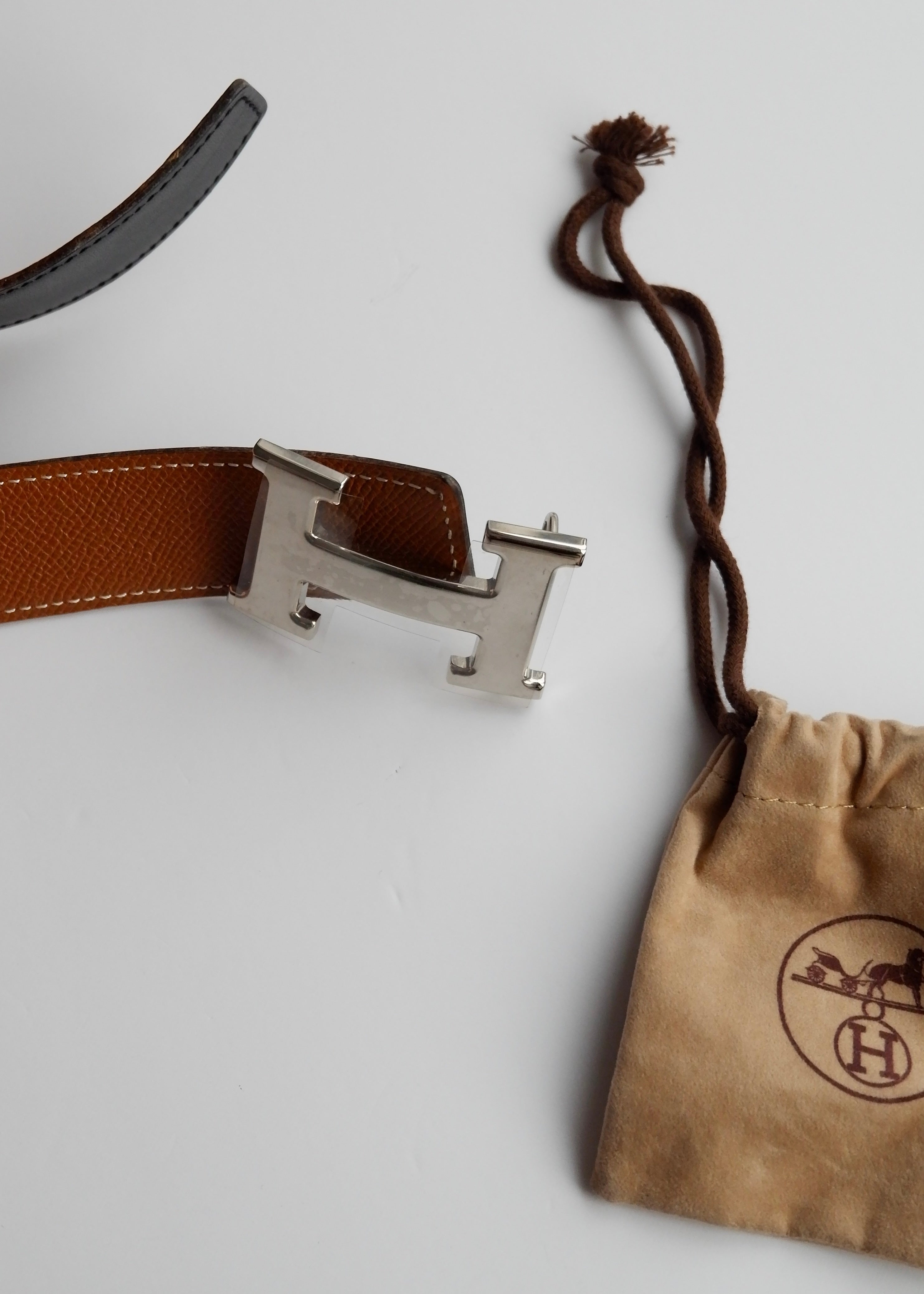 Authentique ceinture Hermes Constance H réversible en cuir noir/marron d'occasion SHW