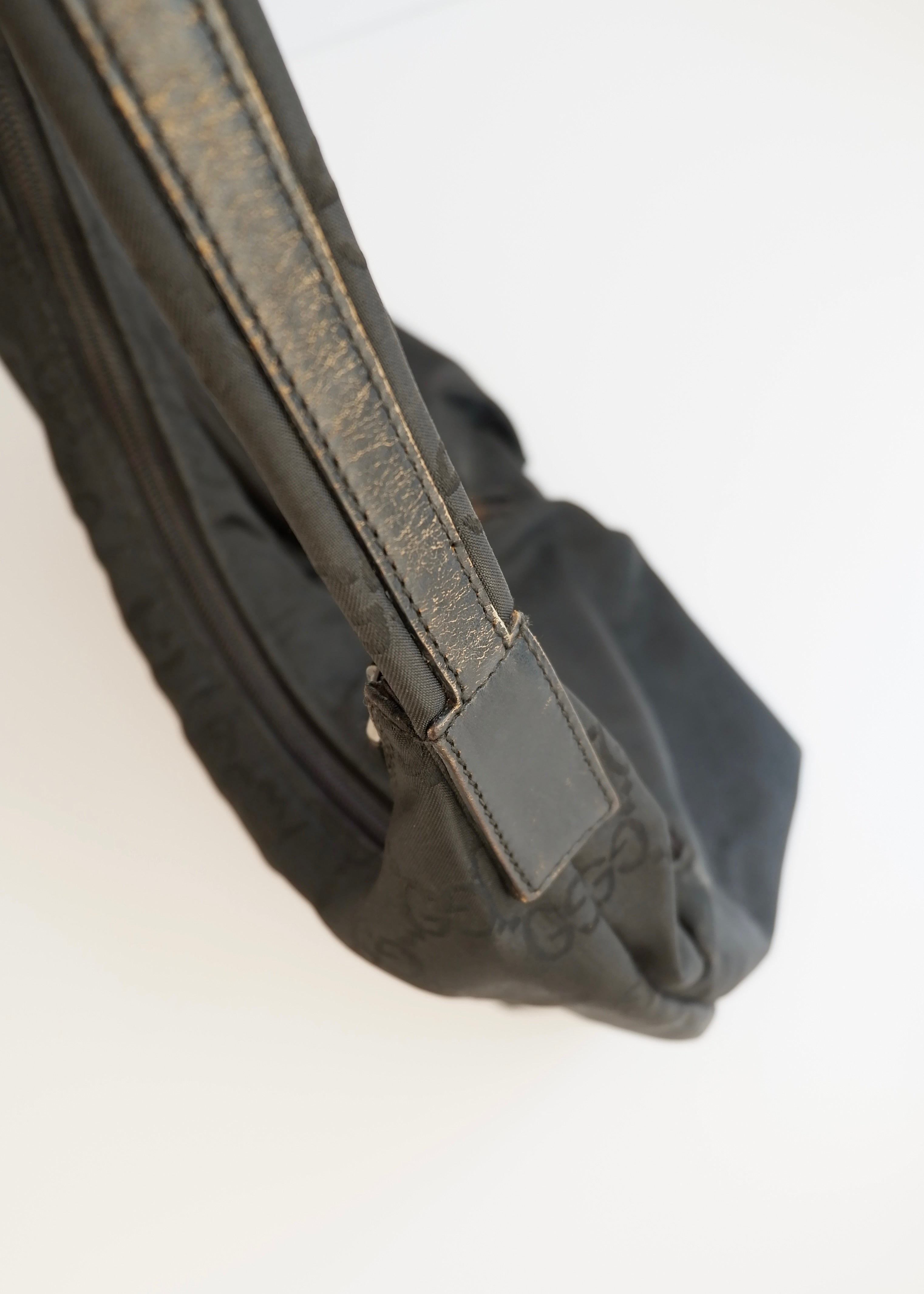 Authentique Sac à bandoulière Gucci en toile GG noire d'occasion