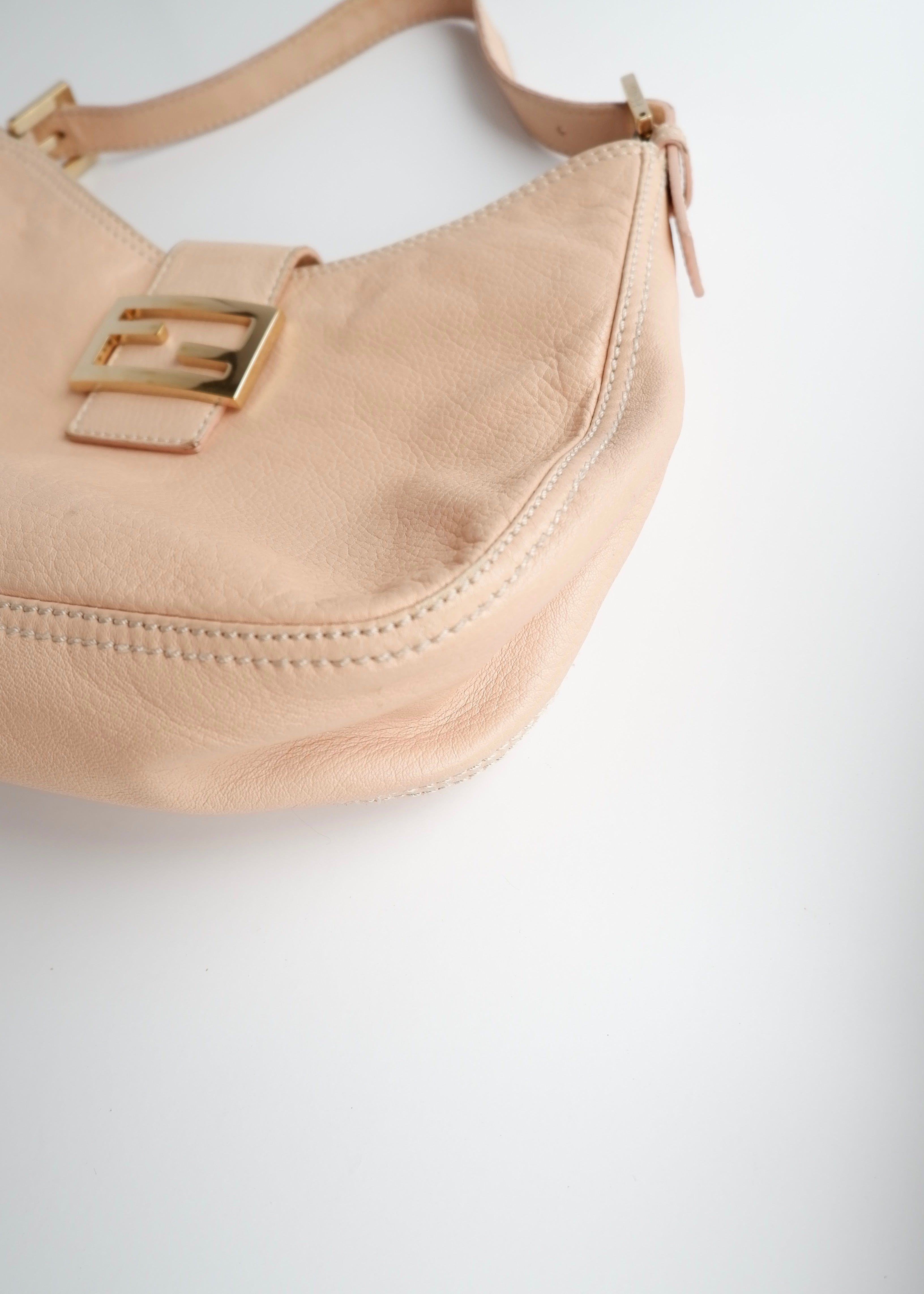 Sac à bandoulière Fendi d'occasion en cuir rose clair authentique