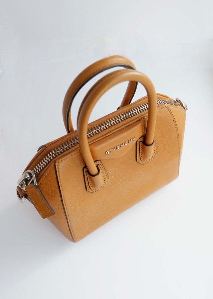 Authentique sac bandoulière Givenchy Antigona petit modèle en cuir couleur camel, d'occasion