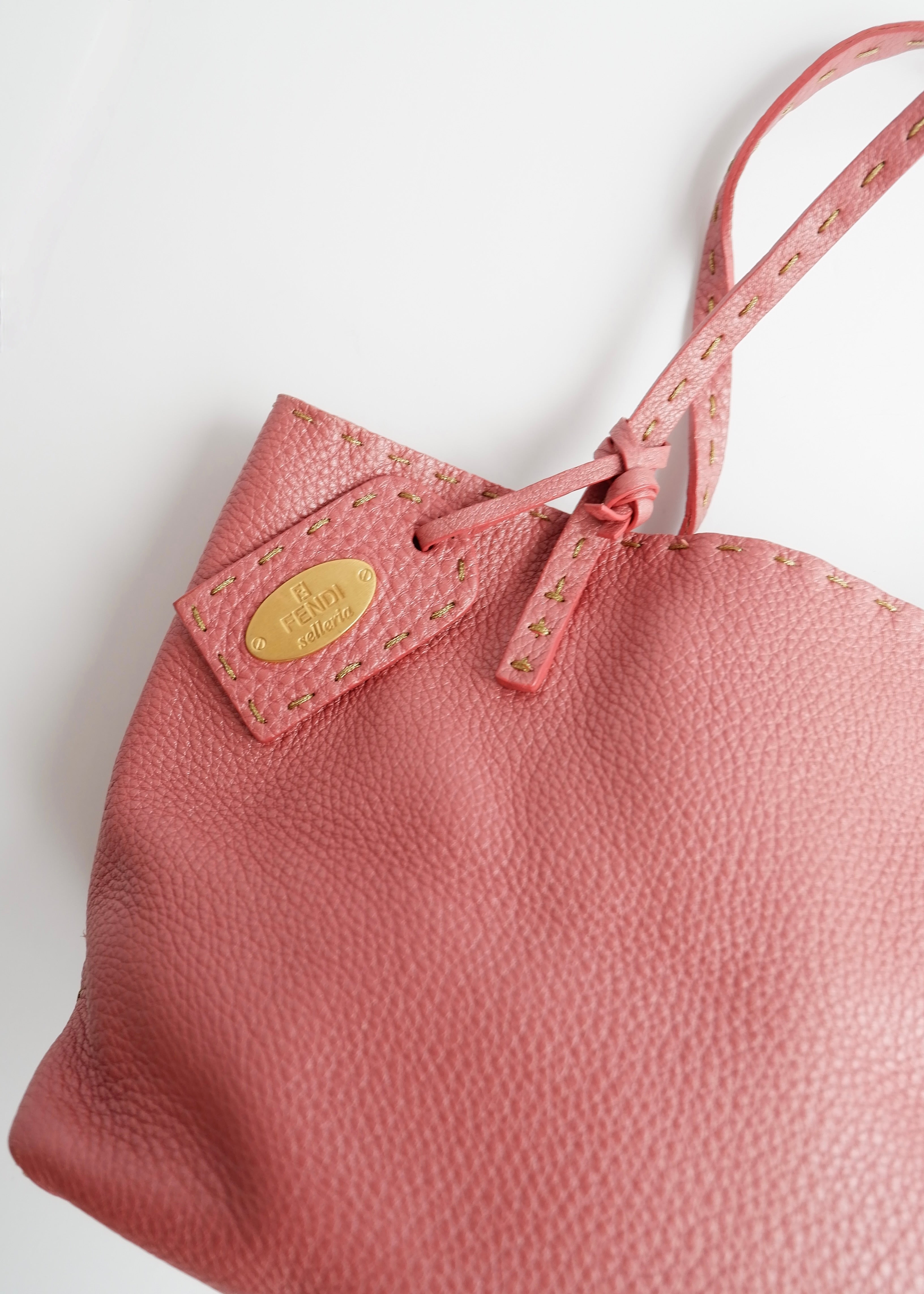 Sac à main Fendi Selleria en cuir rose authentique d'occasion, petite taille