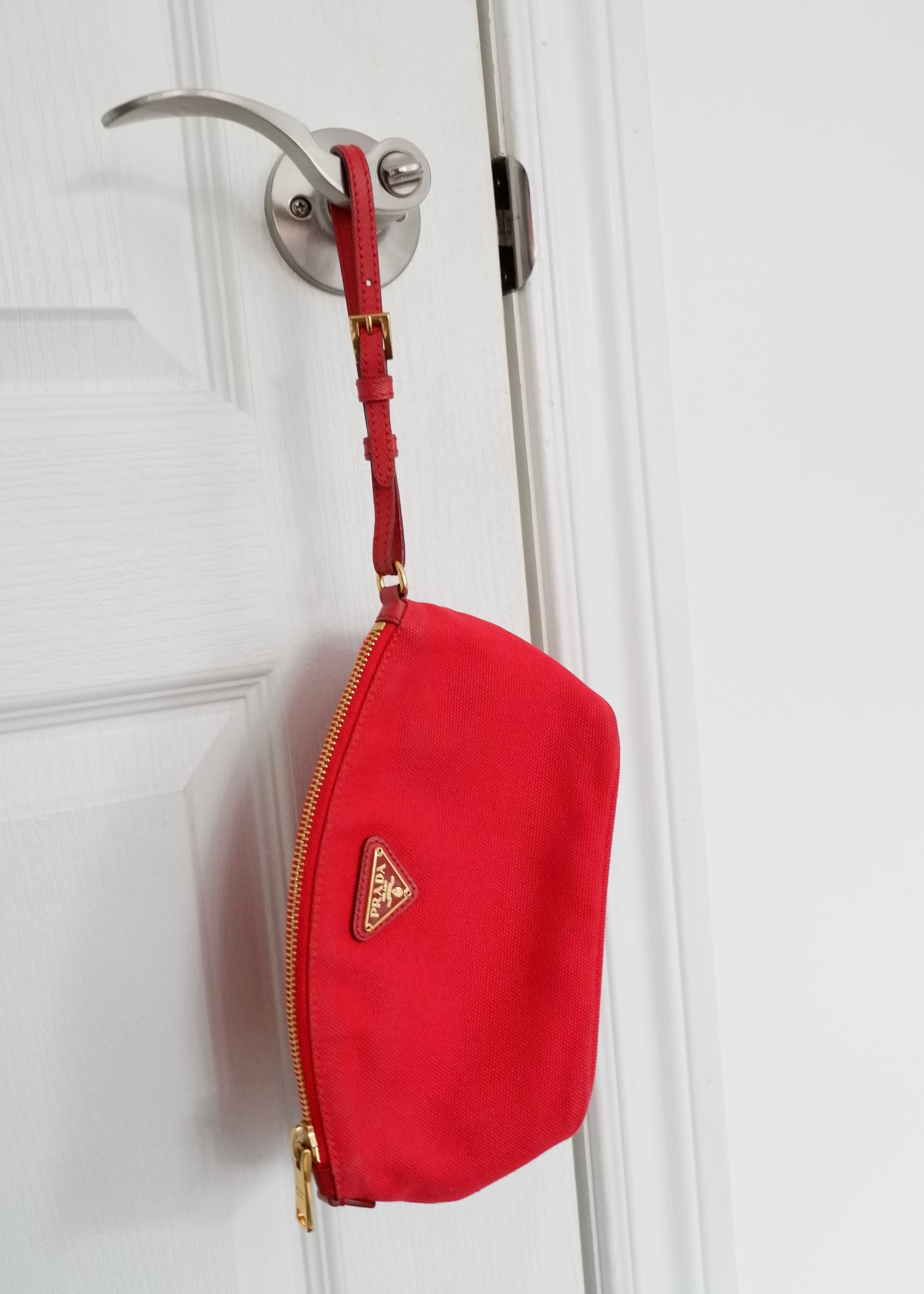 Pochette Prada en toile rouge authentique d'occasion