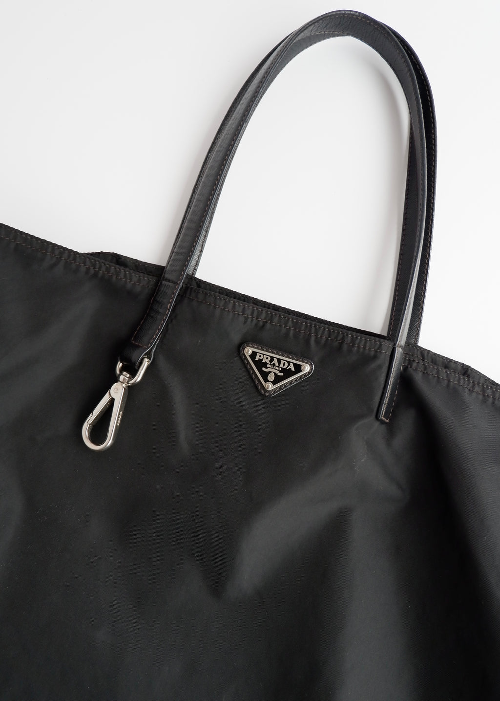 Sac cabas Prada authentique en nylon noir d'occasion