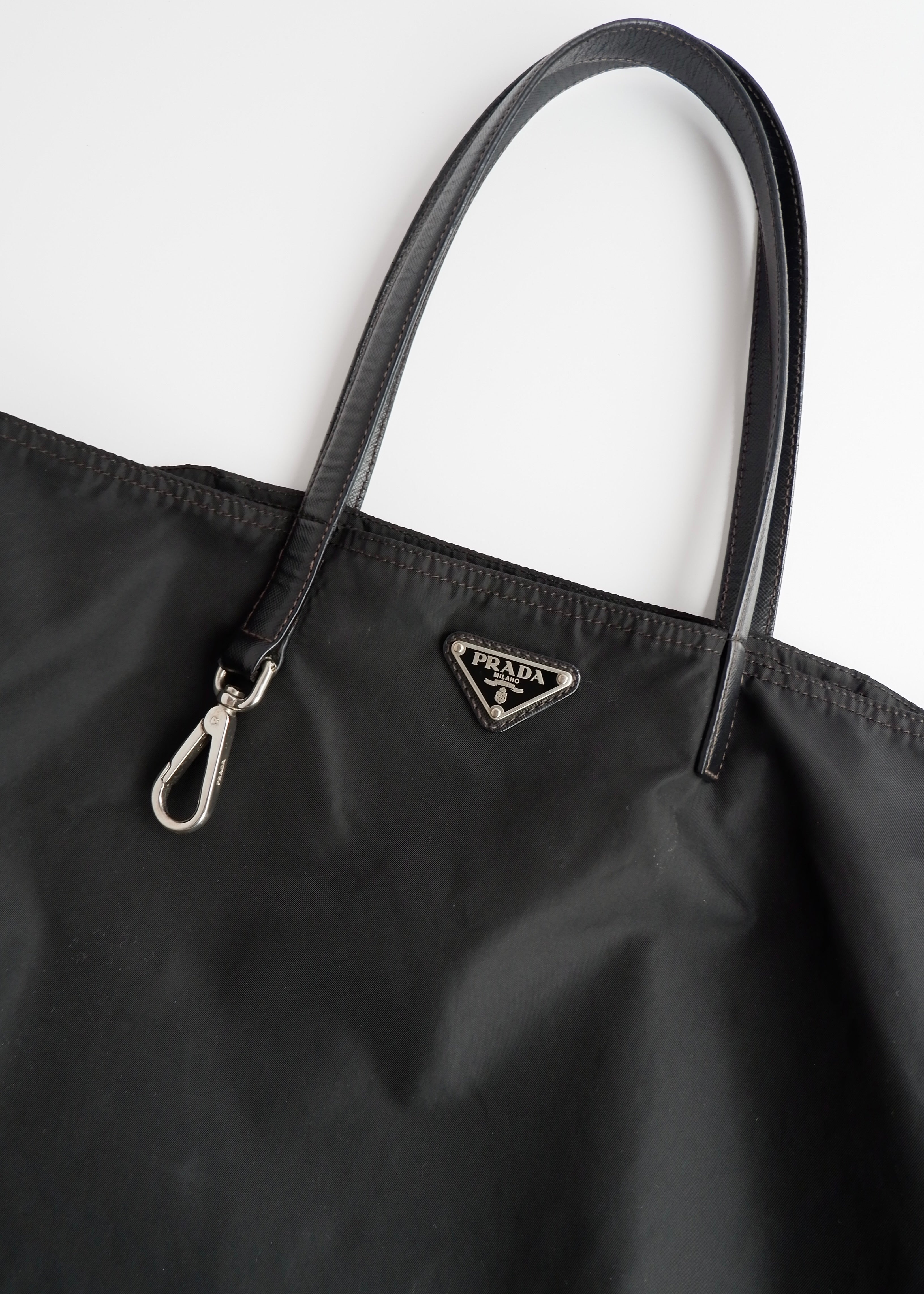 Sac cabas Prada authentique en nylon noir d'occasion