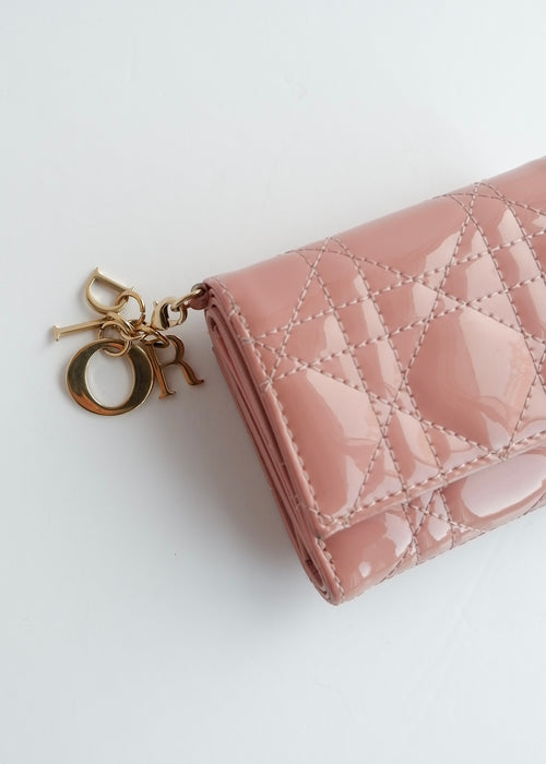 Authentique portefeuille Dior Lotus en cuir verni rose poudré d'occasion