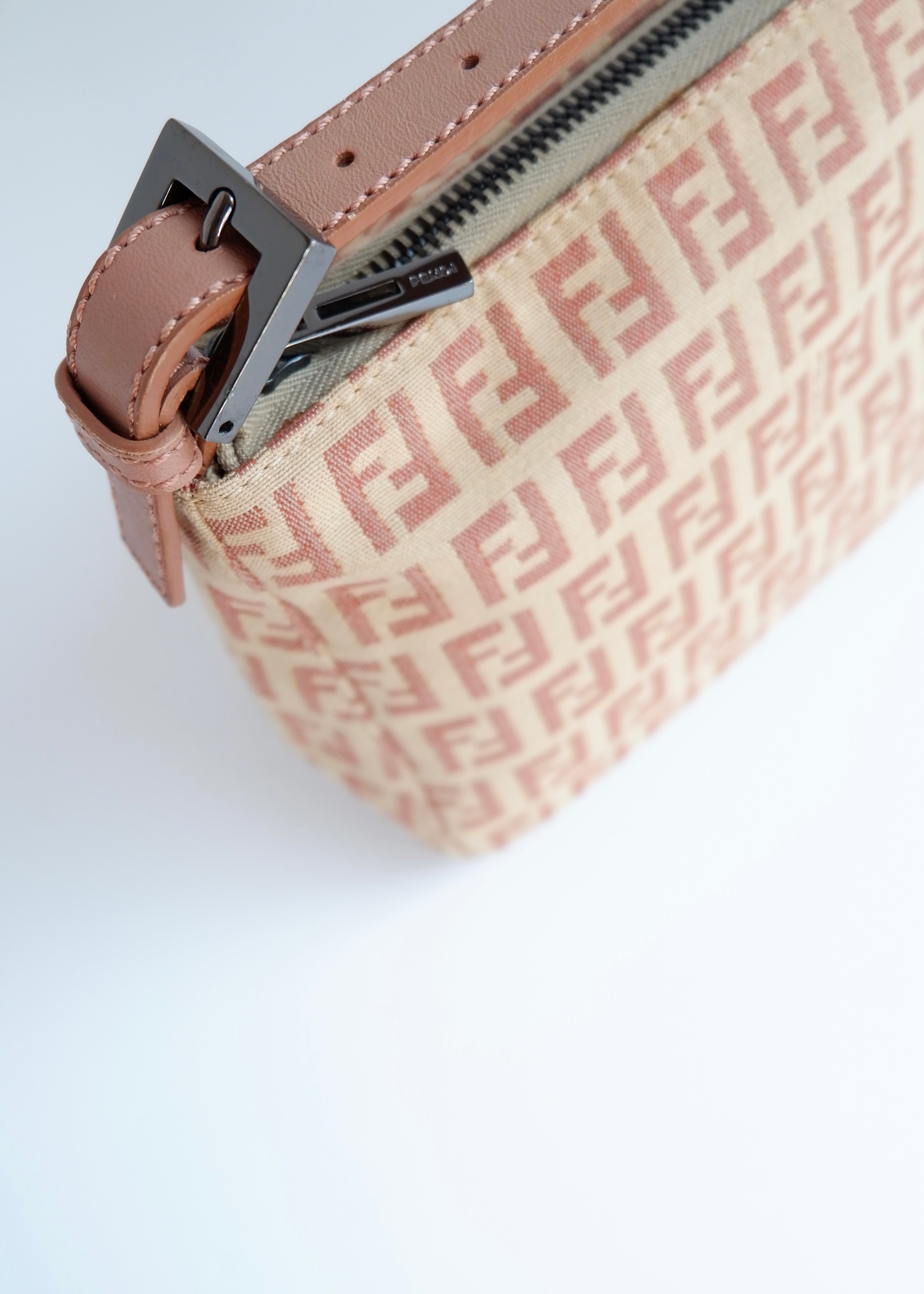 Pochette Fendi Zucchino rose poudré authentique d'occasion