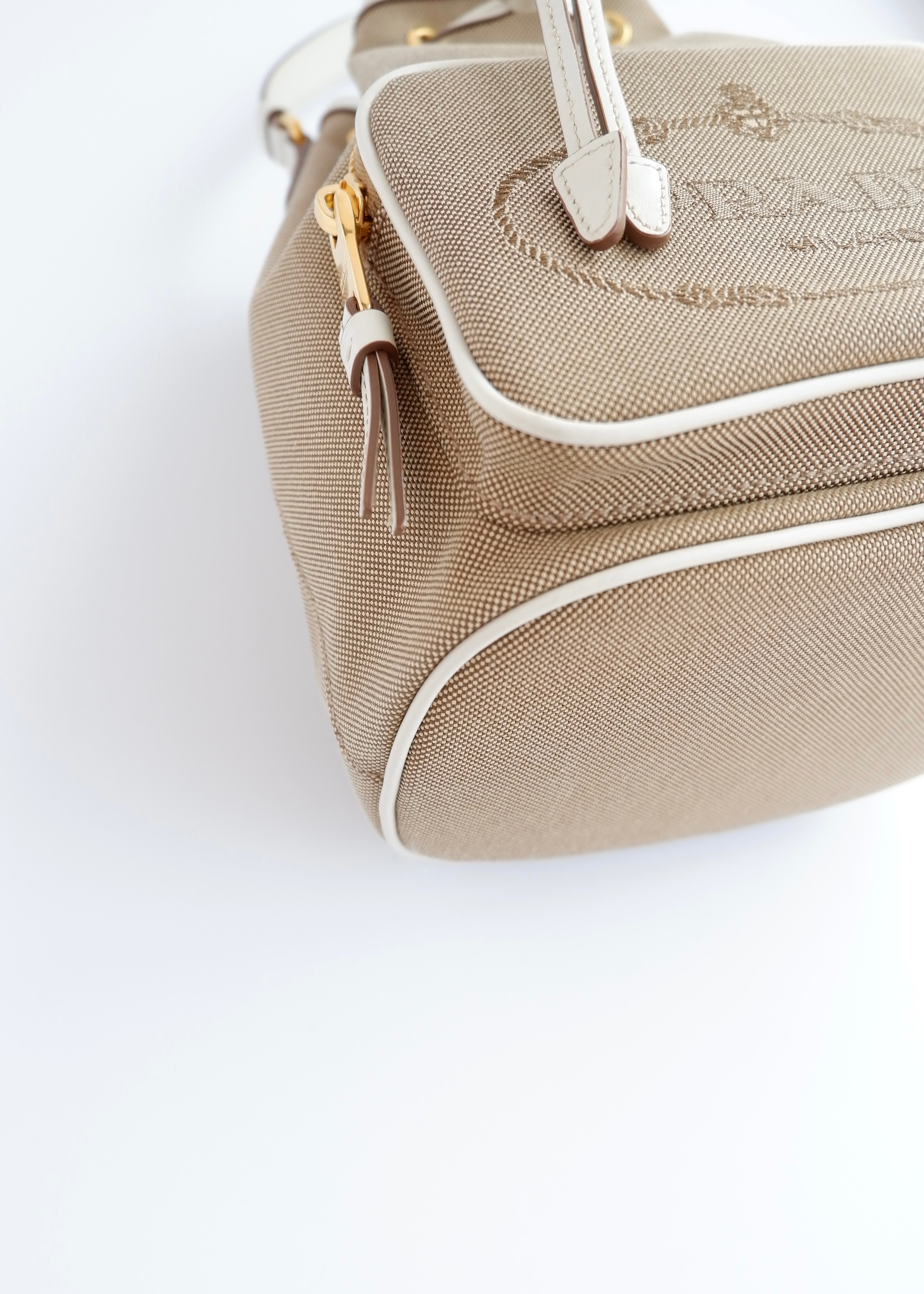 Sac seau à cordon Prada d'occasion authentique en toile beige