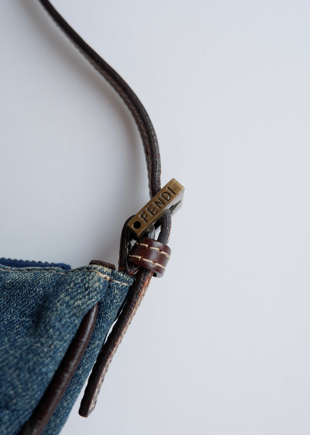 Authentique Sac porté épaule Fendi en jean bleu d'occasion