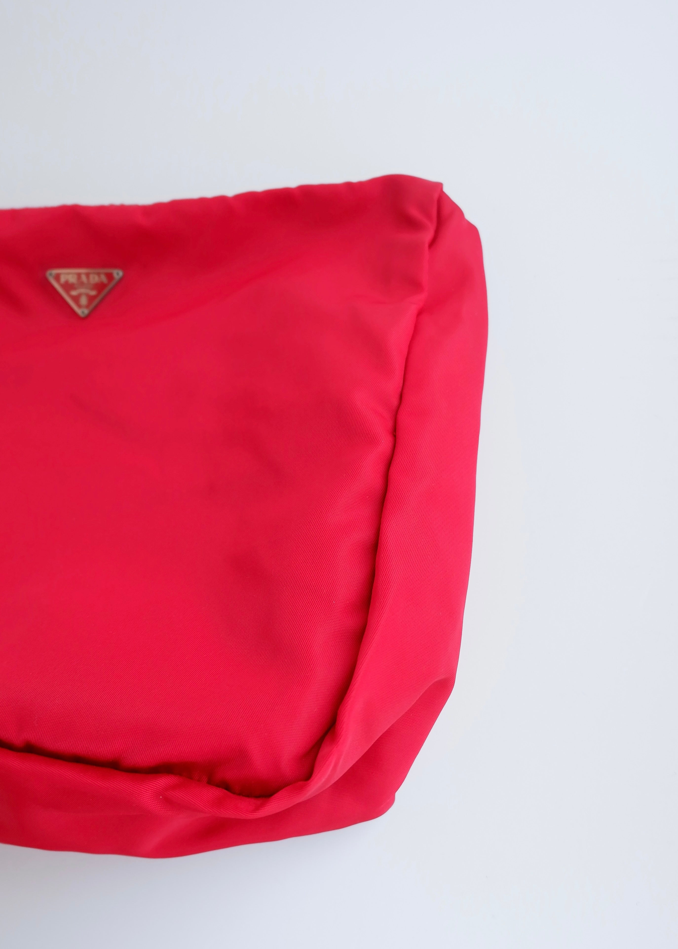 Pochette Prada authentique d'occasion en nylon rouge