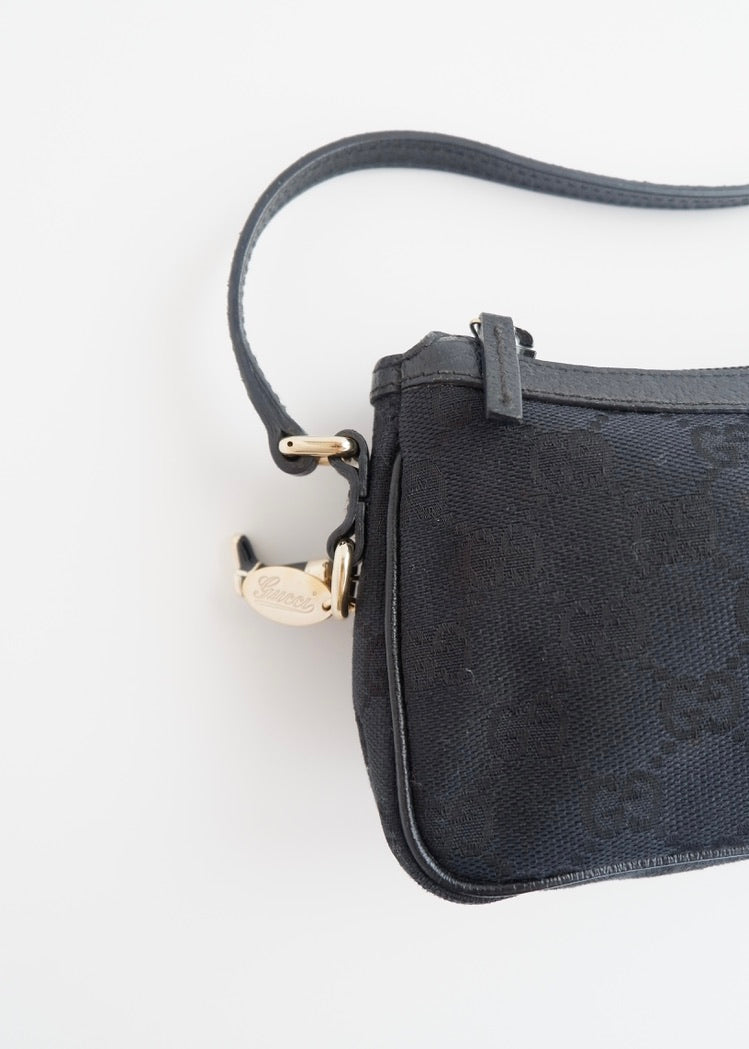 Authentique Sac Micro à Bandoulière Gucci en Toile GG Noire avec Breloque Dorée d'occasion