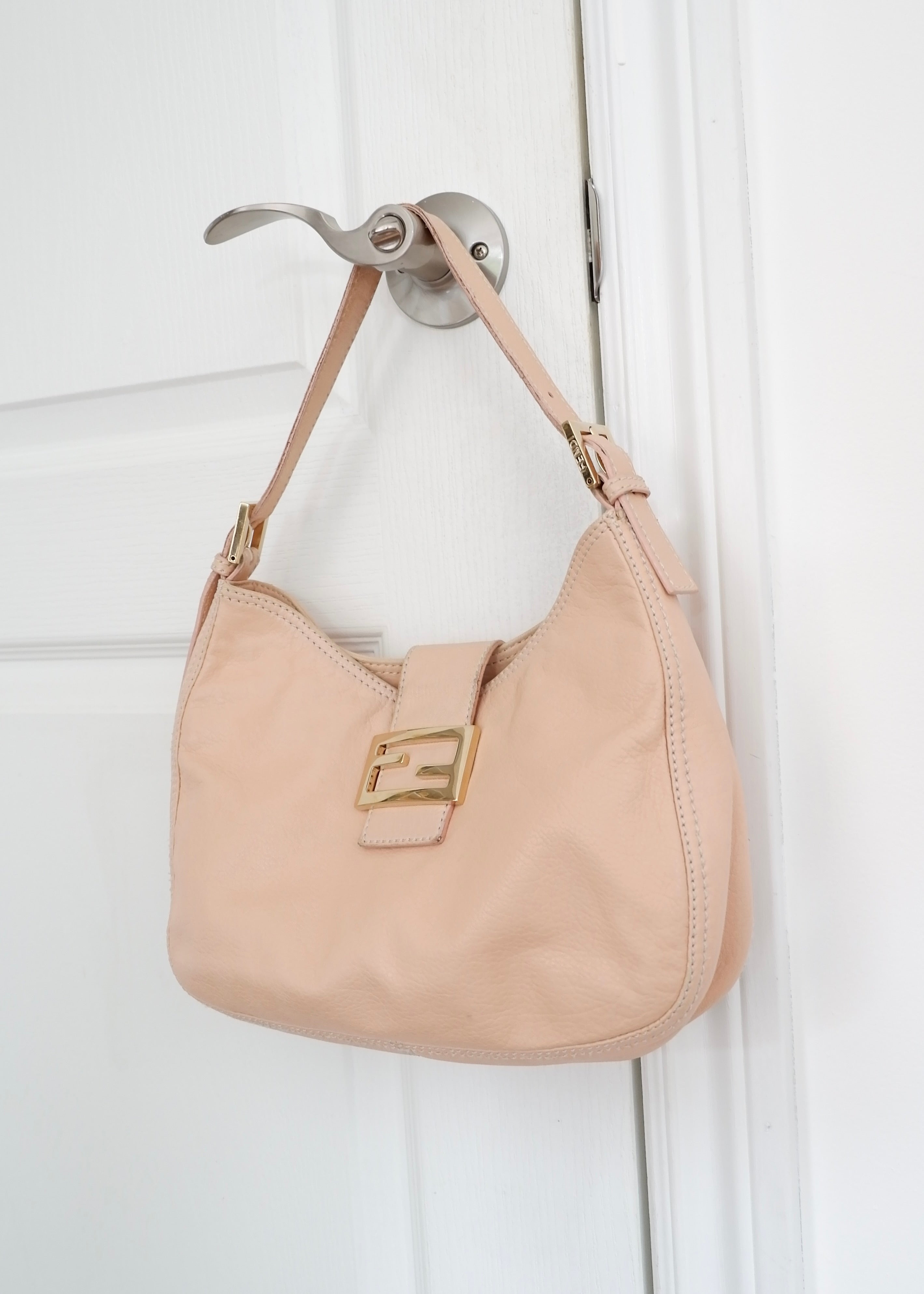 Sac à bandoulière Fendi d'occasion en cuir rose clair authentique