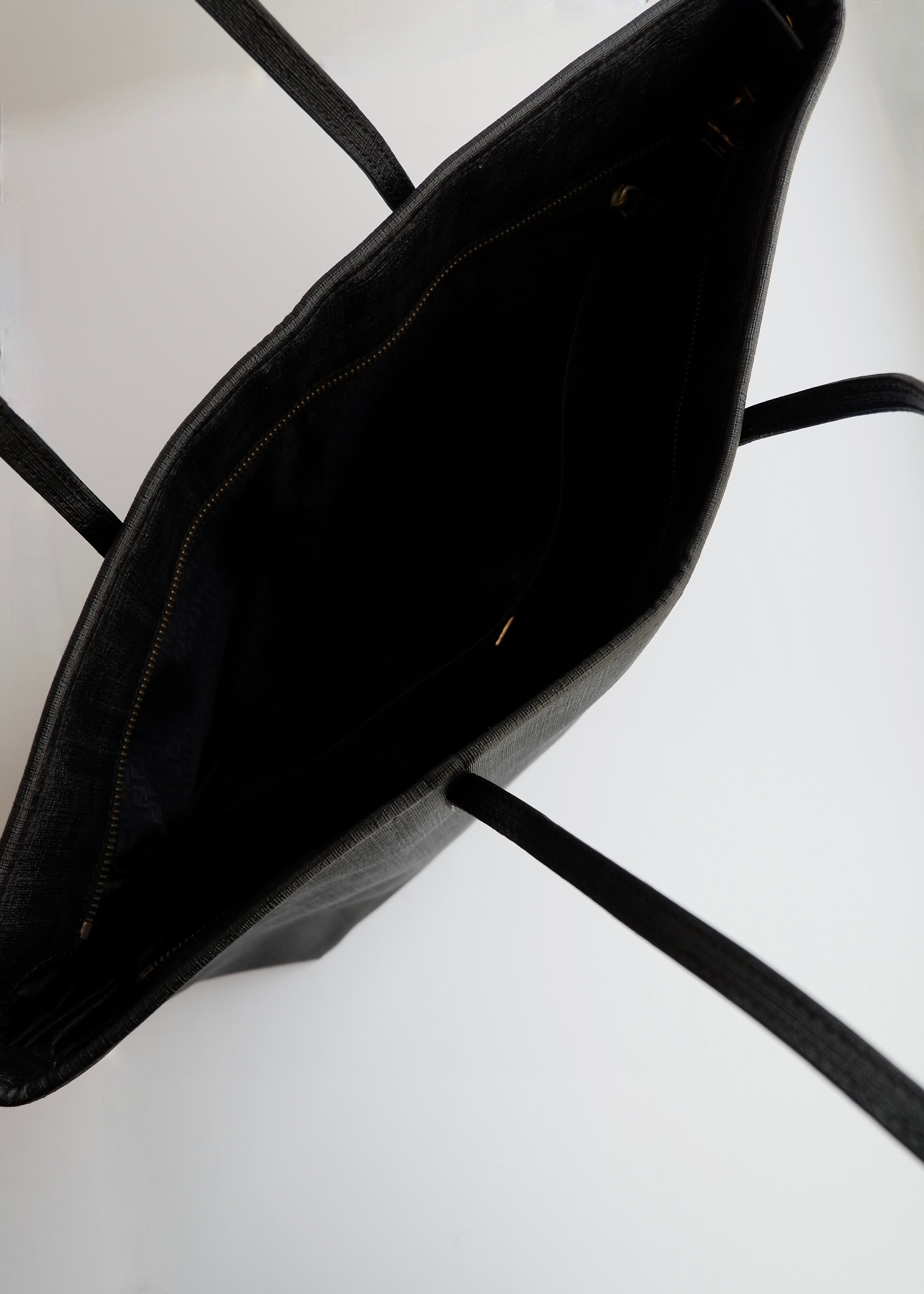 Sac cabas Fendi Zucca en toile enduite noire d'occasion authentique