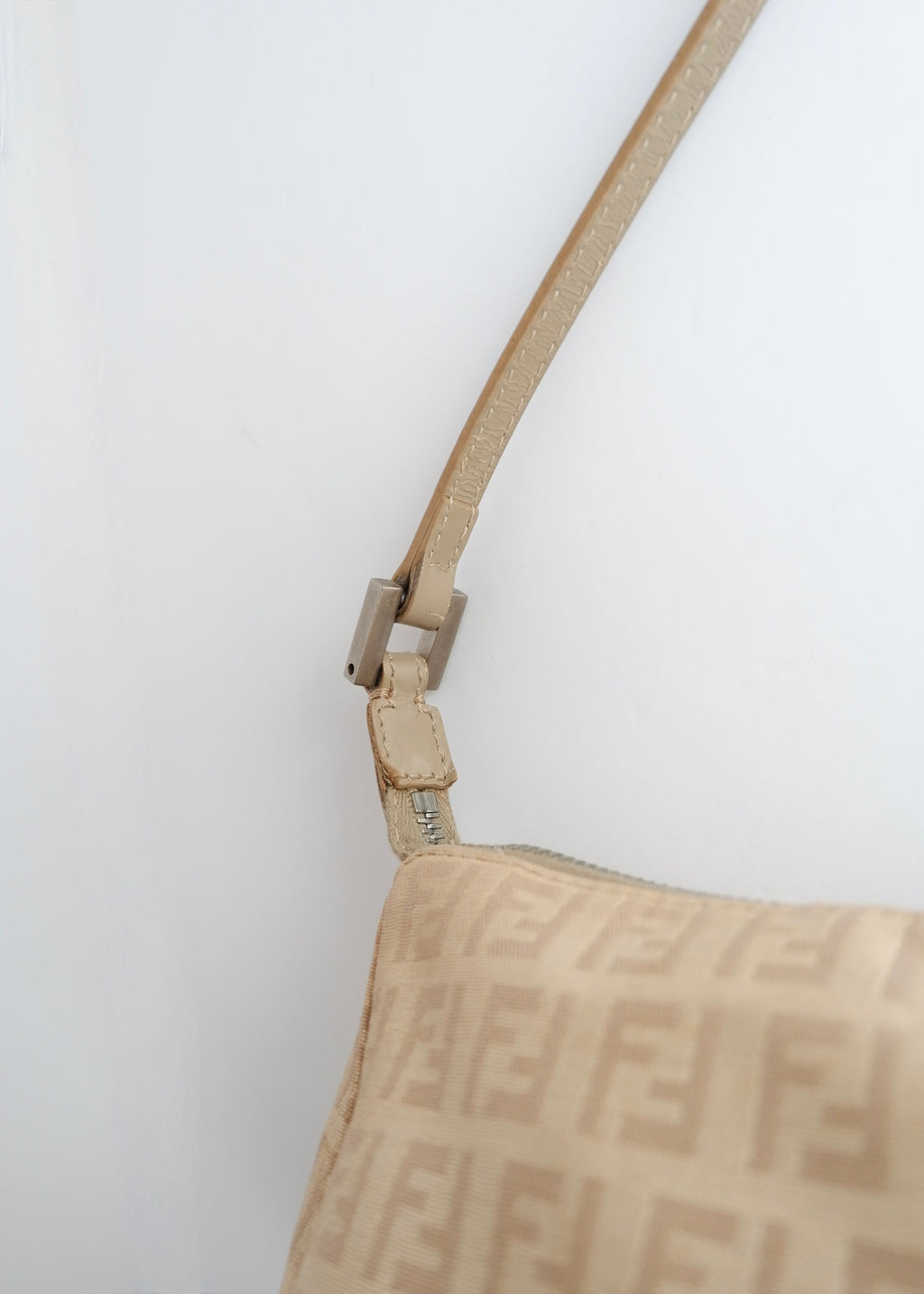 Authentique sac porté épaule Fendi Zucchino Pochette beige d'occasion