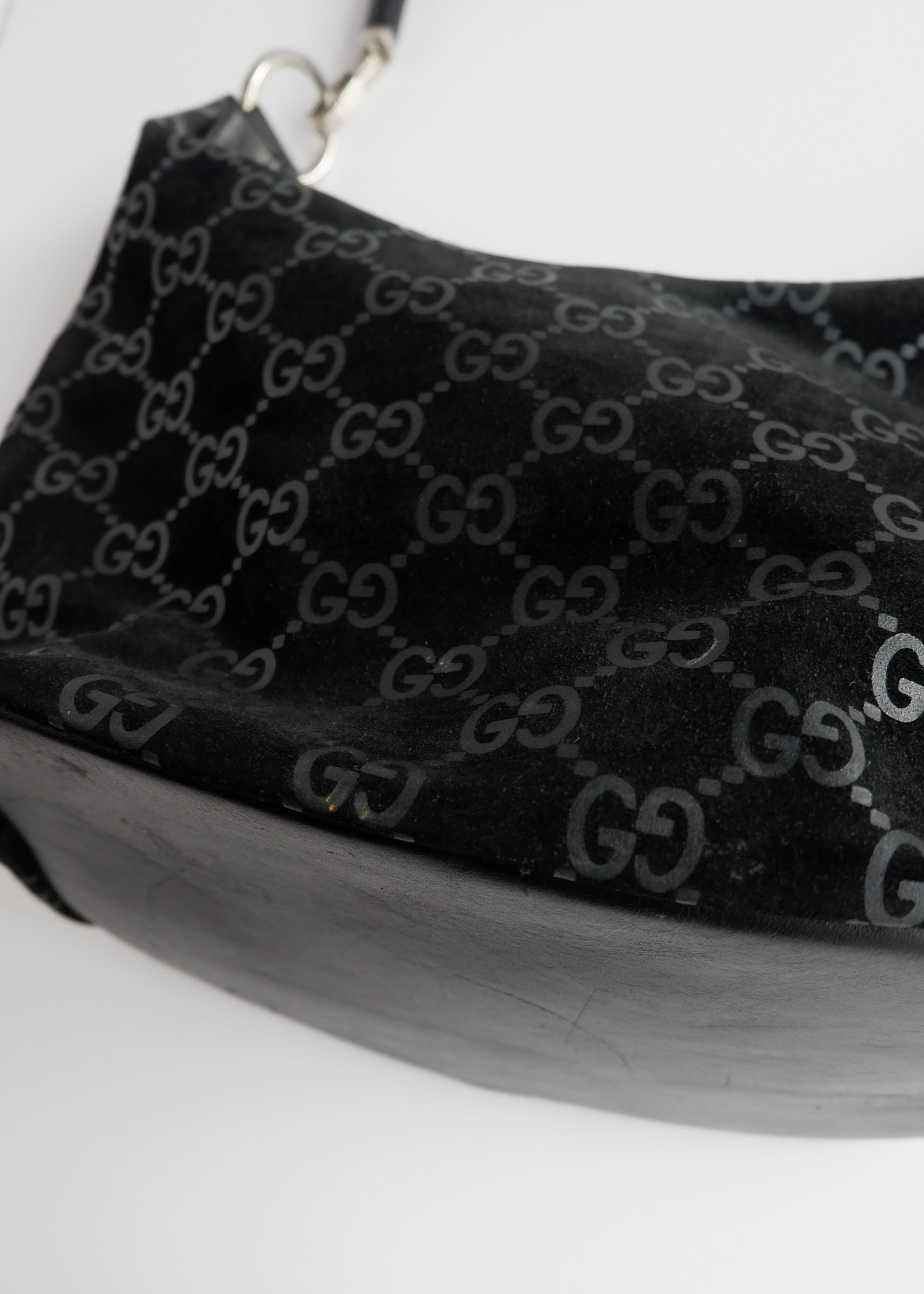 Sac à bandoulière Gucci en daim noir avec poignée en bambou, authentique et d'occasion