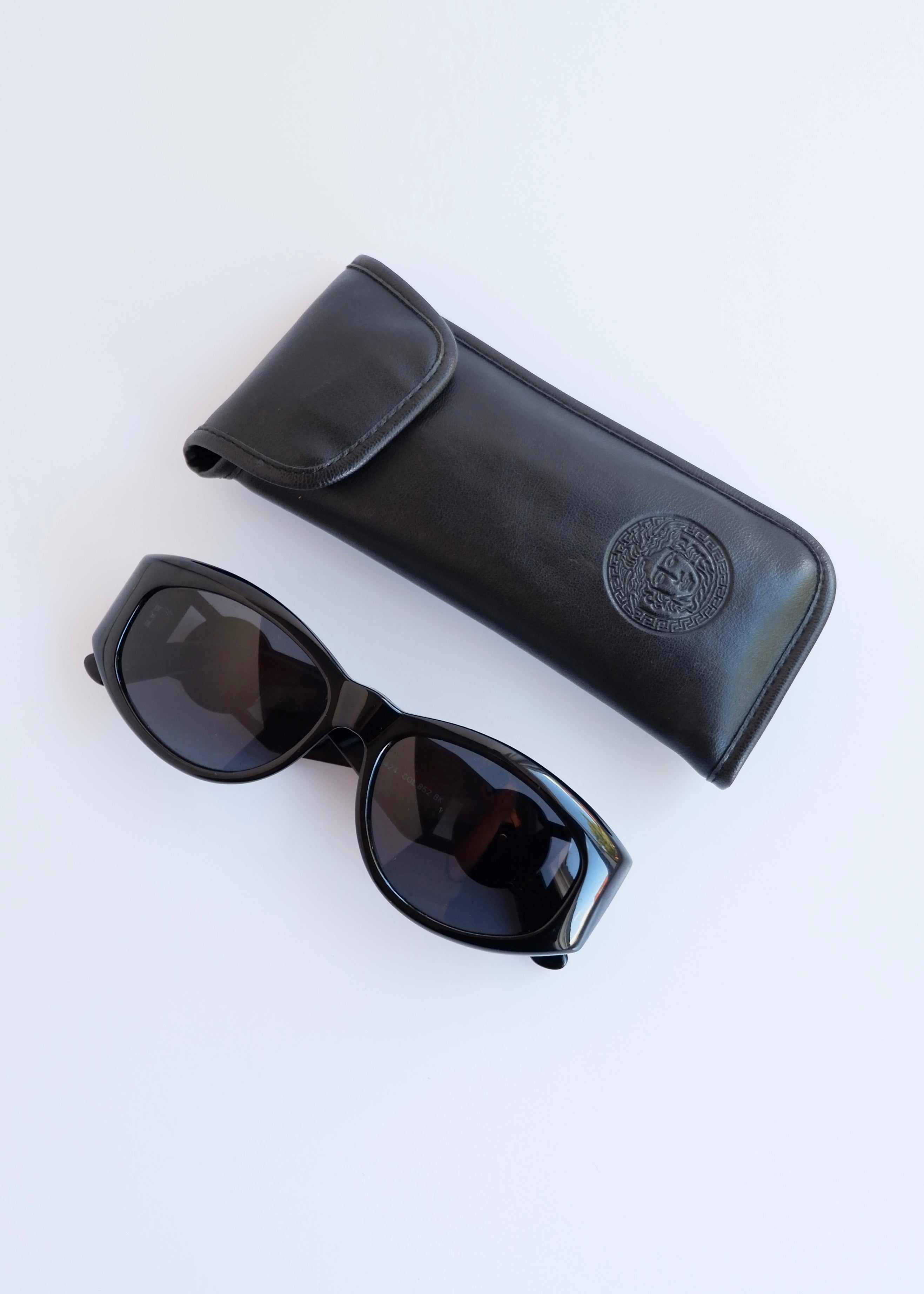 Authentiques lunettes de soleil vintage d'occasion Versace à monture carrée noire avec logo Méduse