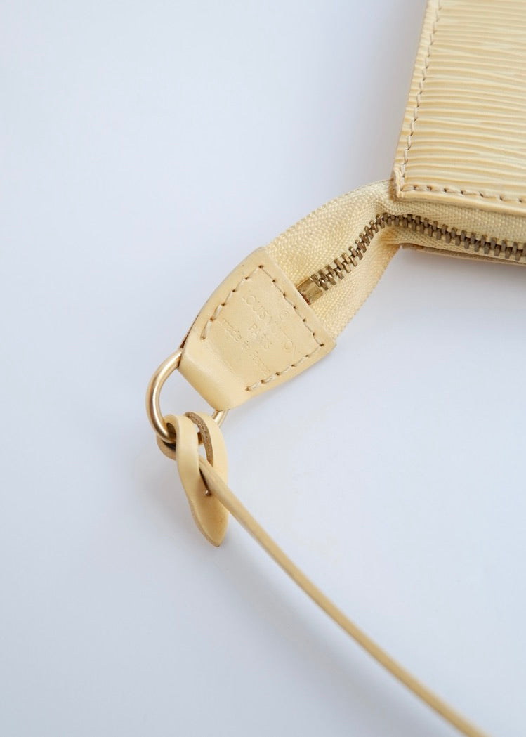 Sac porté épaule Louis Vuitton Pochette en cuir Épi beige authentique d'occasion