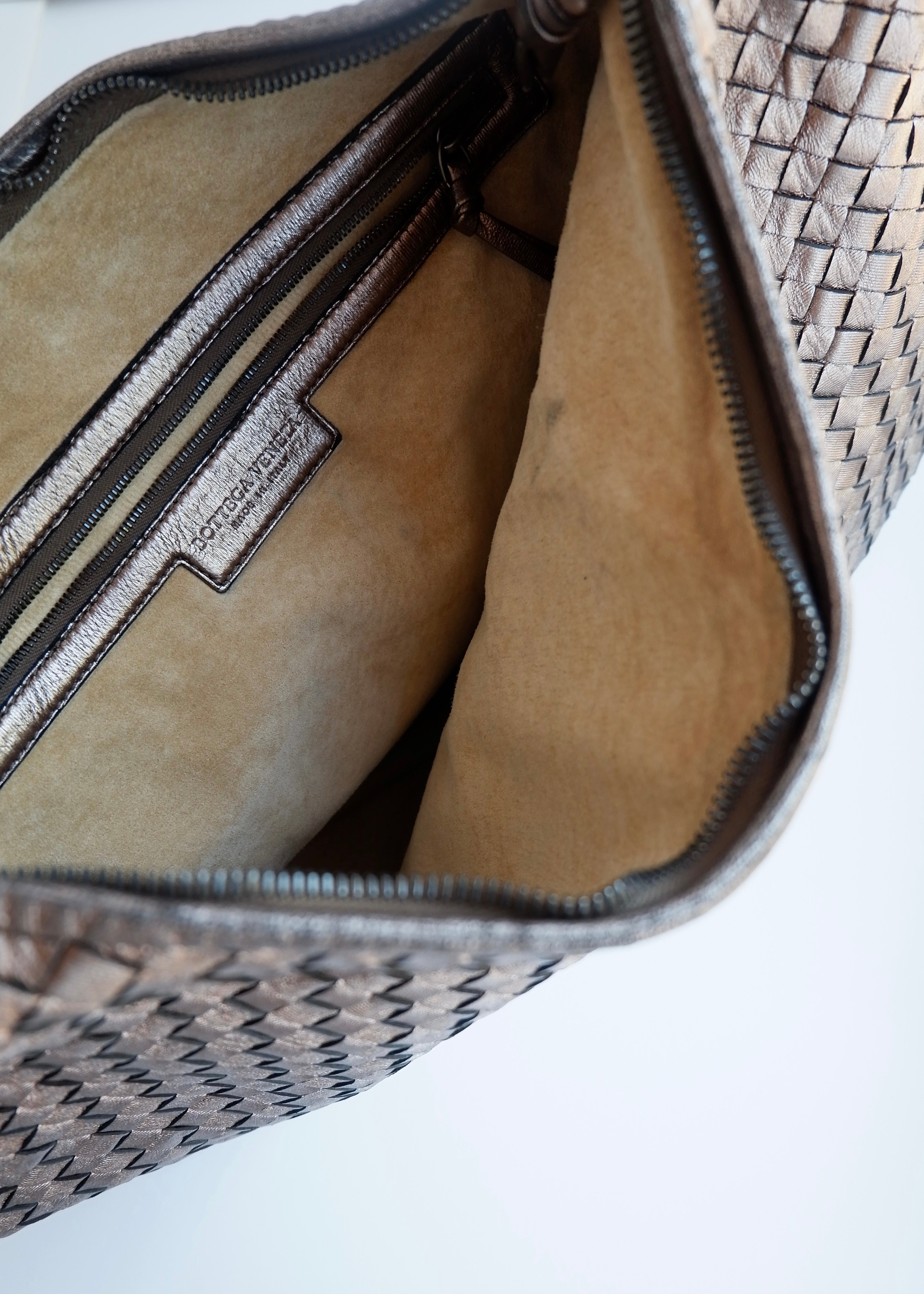 Sac porté épaule hobo Bottega Veneta Intrecciato en cuir bronze métallique d'occasion authentique