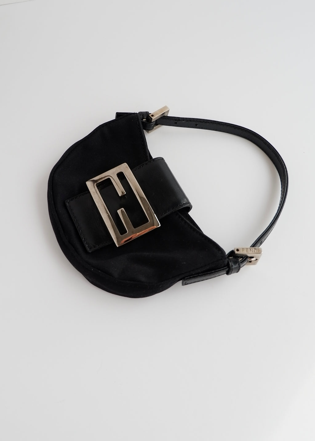 Authentique sac Fendi Micro Croissant en tissu noir d'occasion