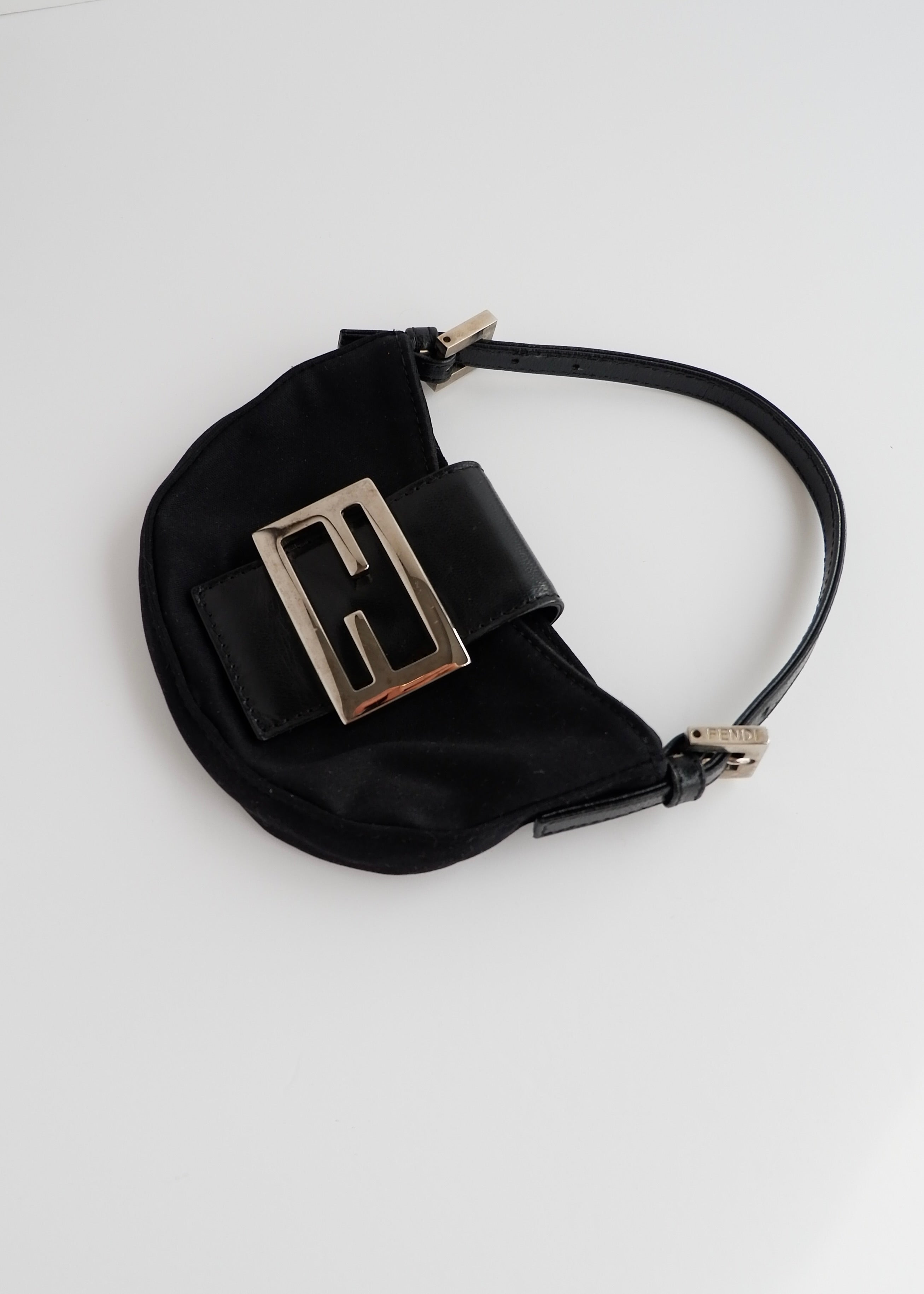 Authentique sac Fendi Micro Croissant en tissu noir d'occasion