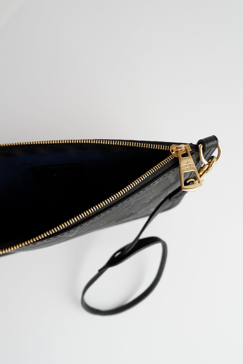 Pochette de poignet Louis Vuitton Neverfull monogramme Empreinte noir authentique d'occasion