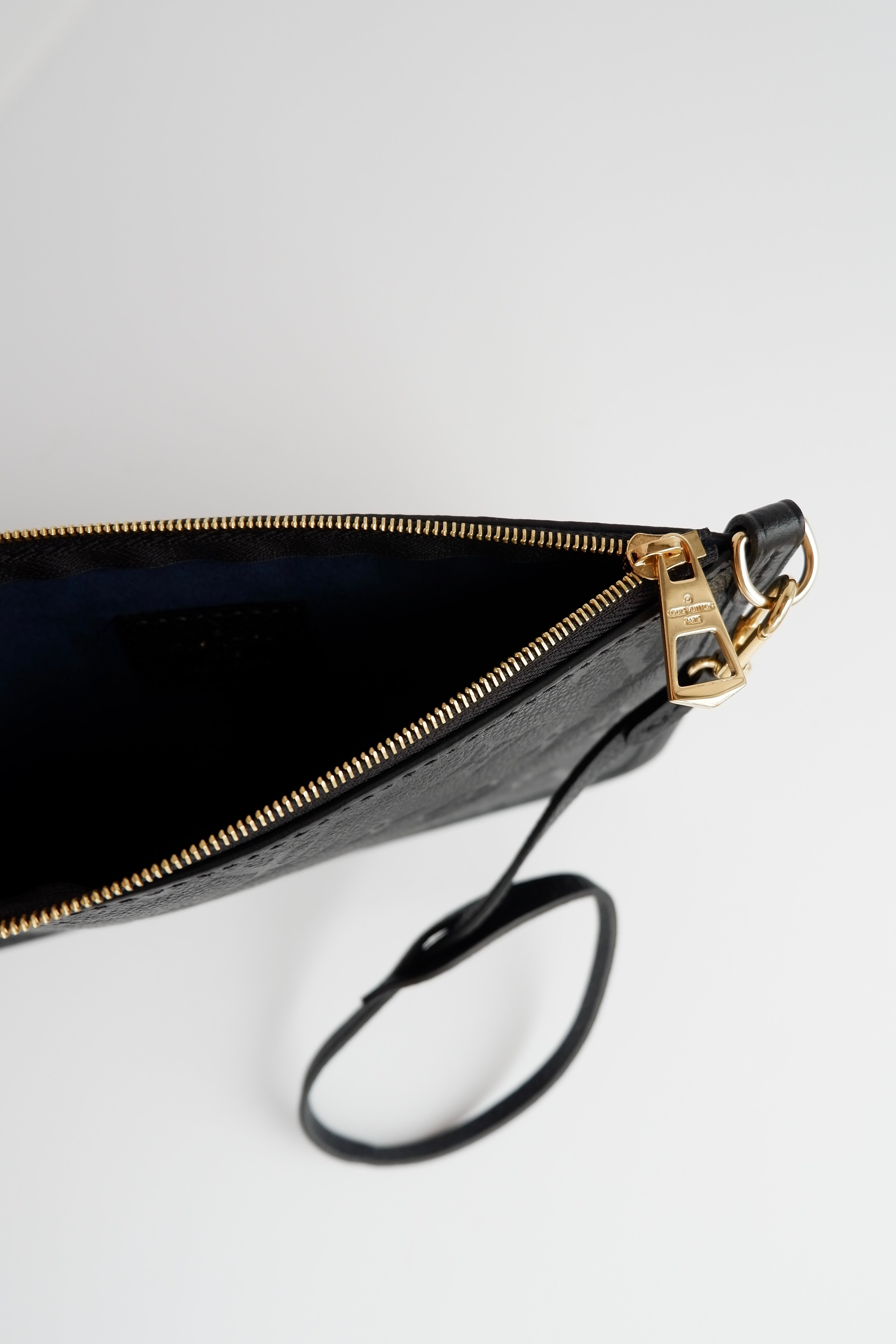 Pochette de poignet Louis Vuitton Neverfull monogramme Empreinte noir authentique d'occasion