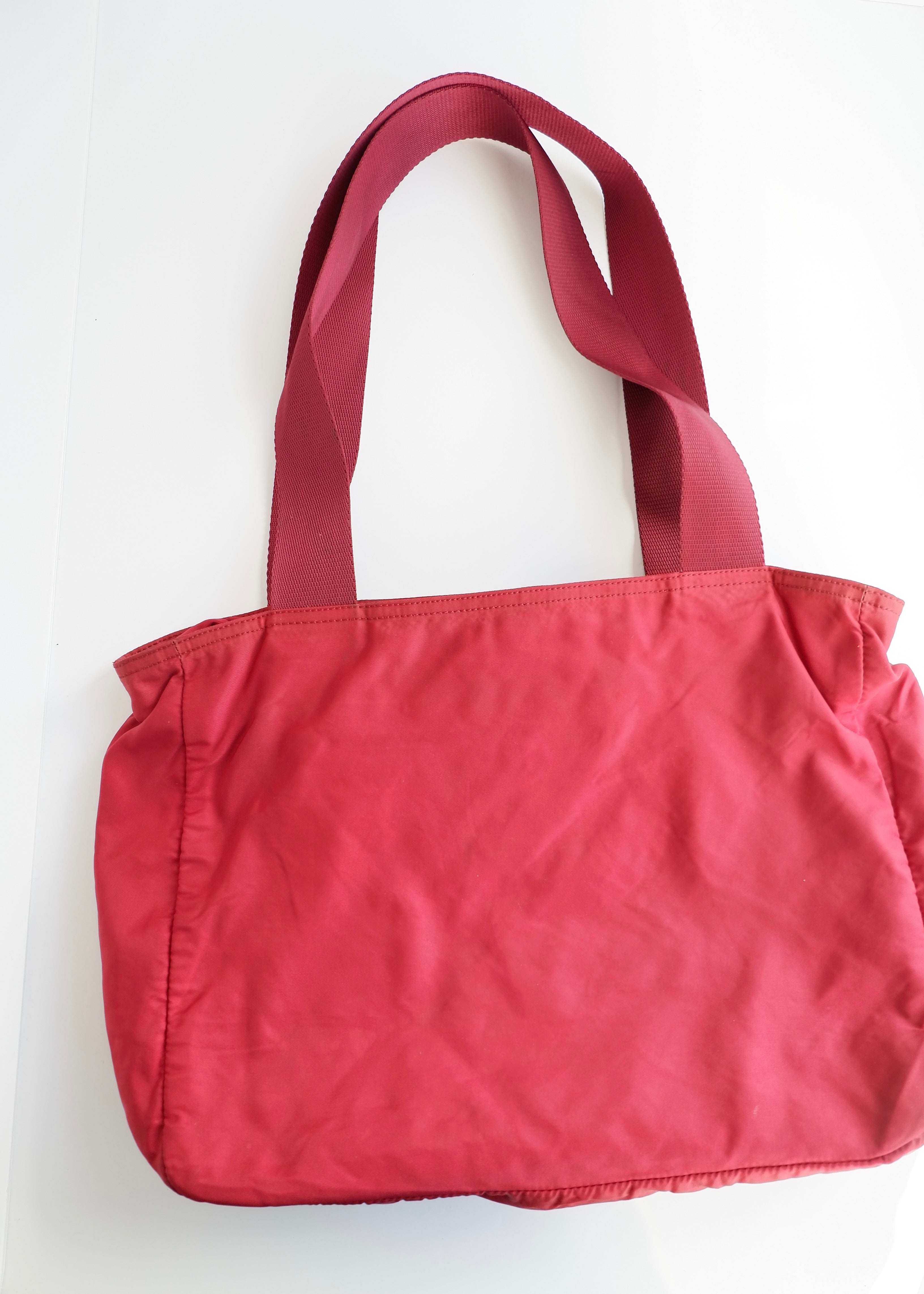 Sac fourre-tout Prada authentique d'occasion en nylon rouge