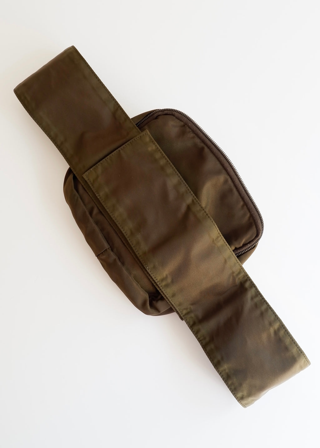 Sac banane Prada authentique d'occasion en nylon vert olive à scratch