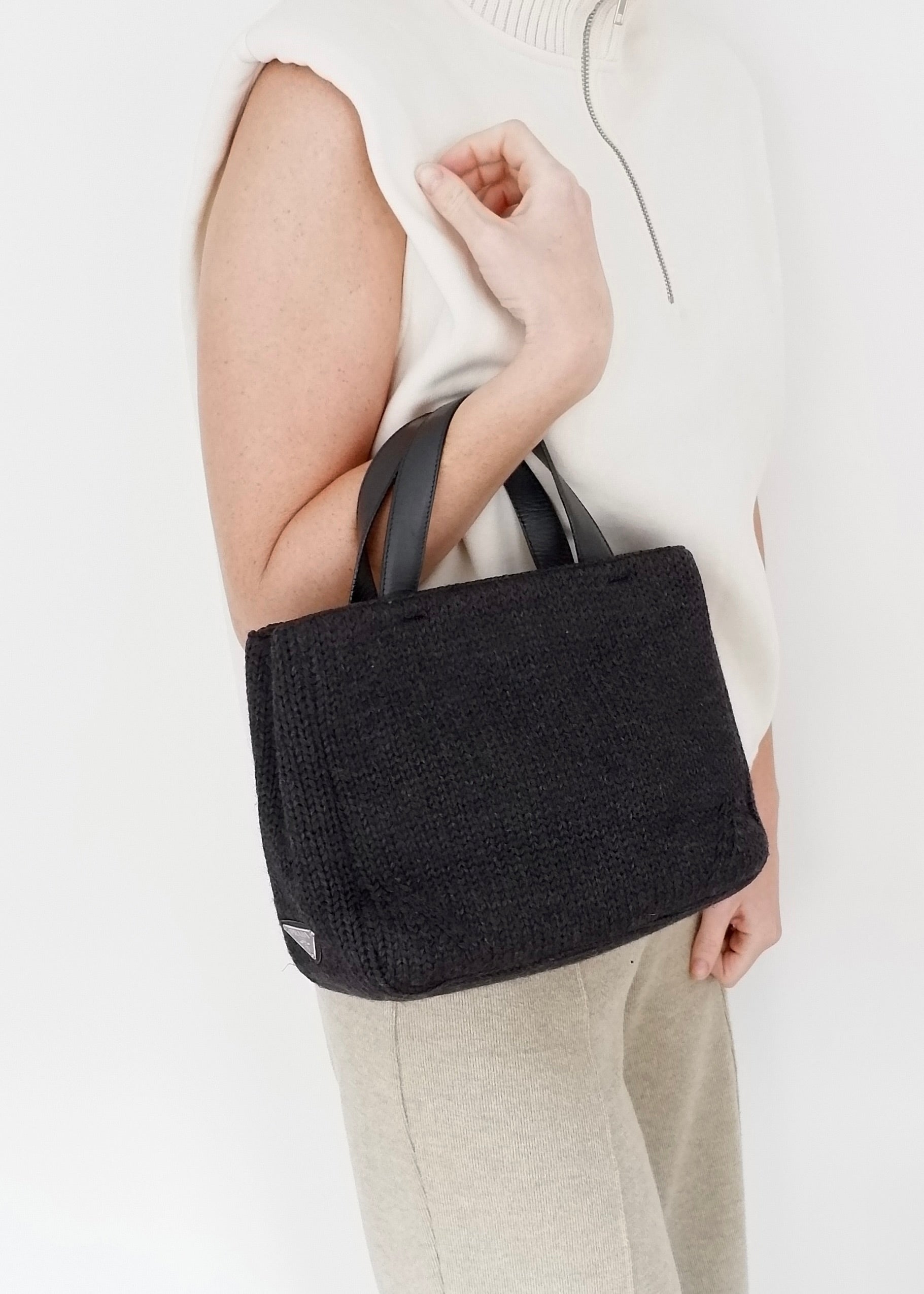 Authentique sac à main Prada en tricot et cuir noir d'occasion