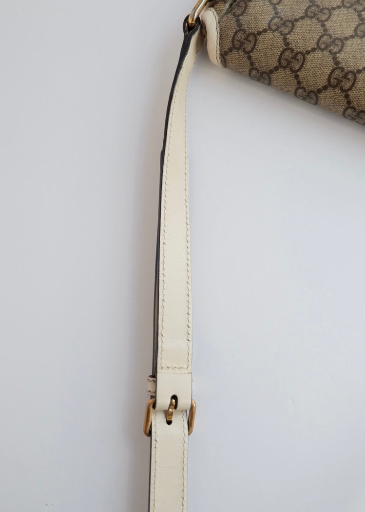 Authentique Sac bandoulière Gucci en toile GG blanche d'occasion