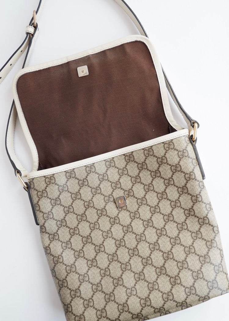 Authentique Sac bandoulière Gucci en toile GG blanche d'occasion