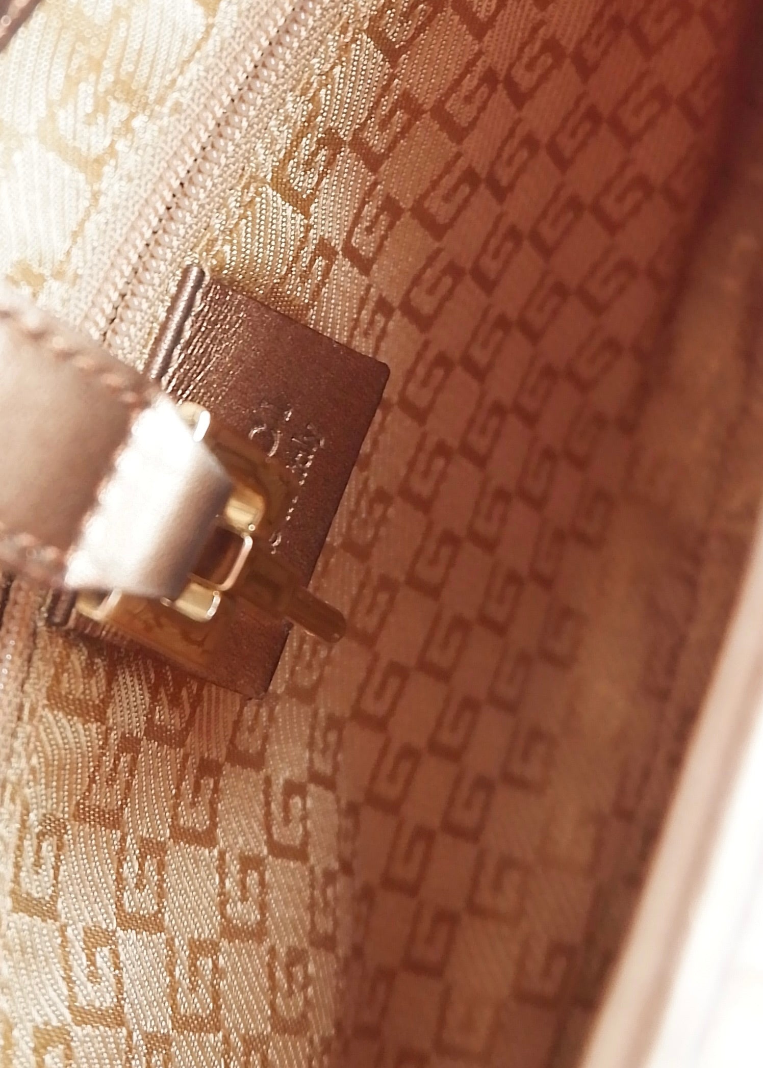 Authentique Sac Jackie Gucci d'occasion en Toile et Cuir Doré/Beige