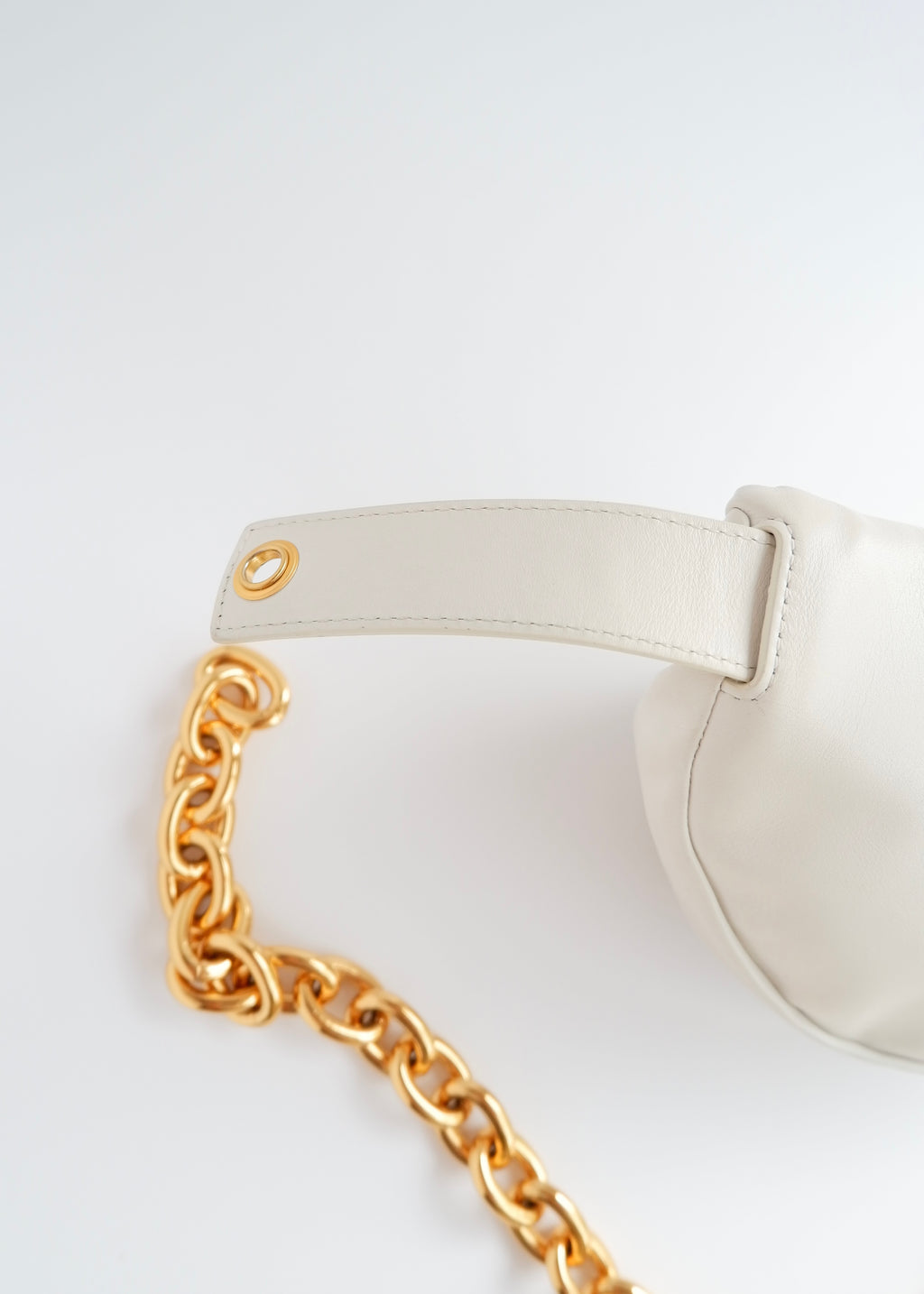 Sac banane Bottega Veneta The Pouch en cuir blanc authentique d'occasion