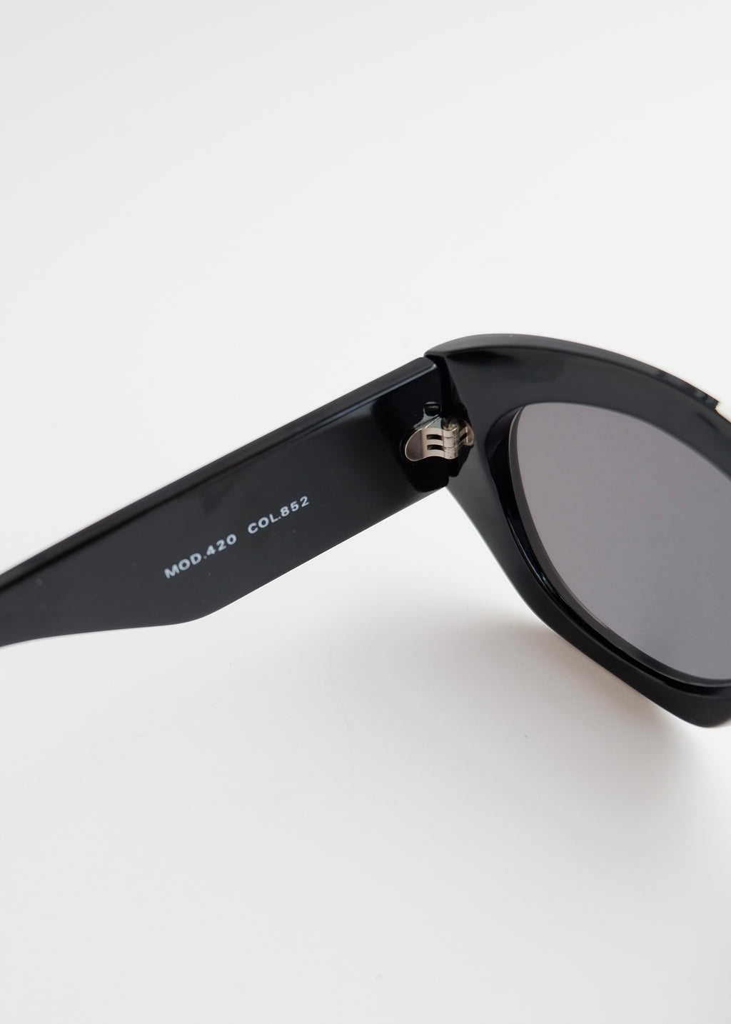 Lunettes de soleil œil de chat noires Versace d'occasion authentiques