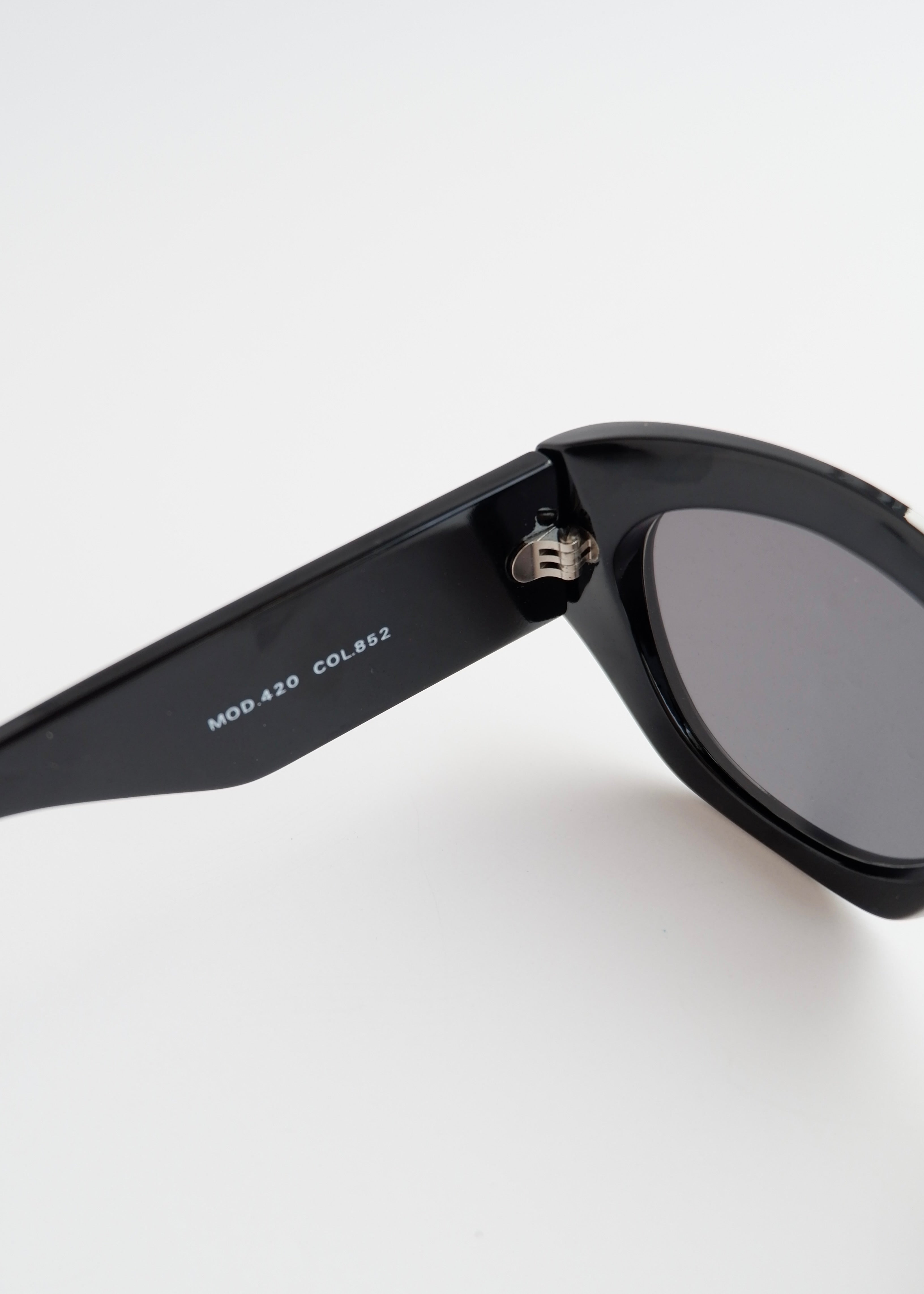 Lunettes de soleil œil de chat noires Versace d'occasion authentiques