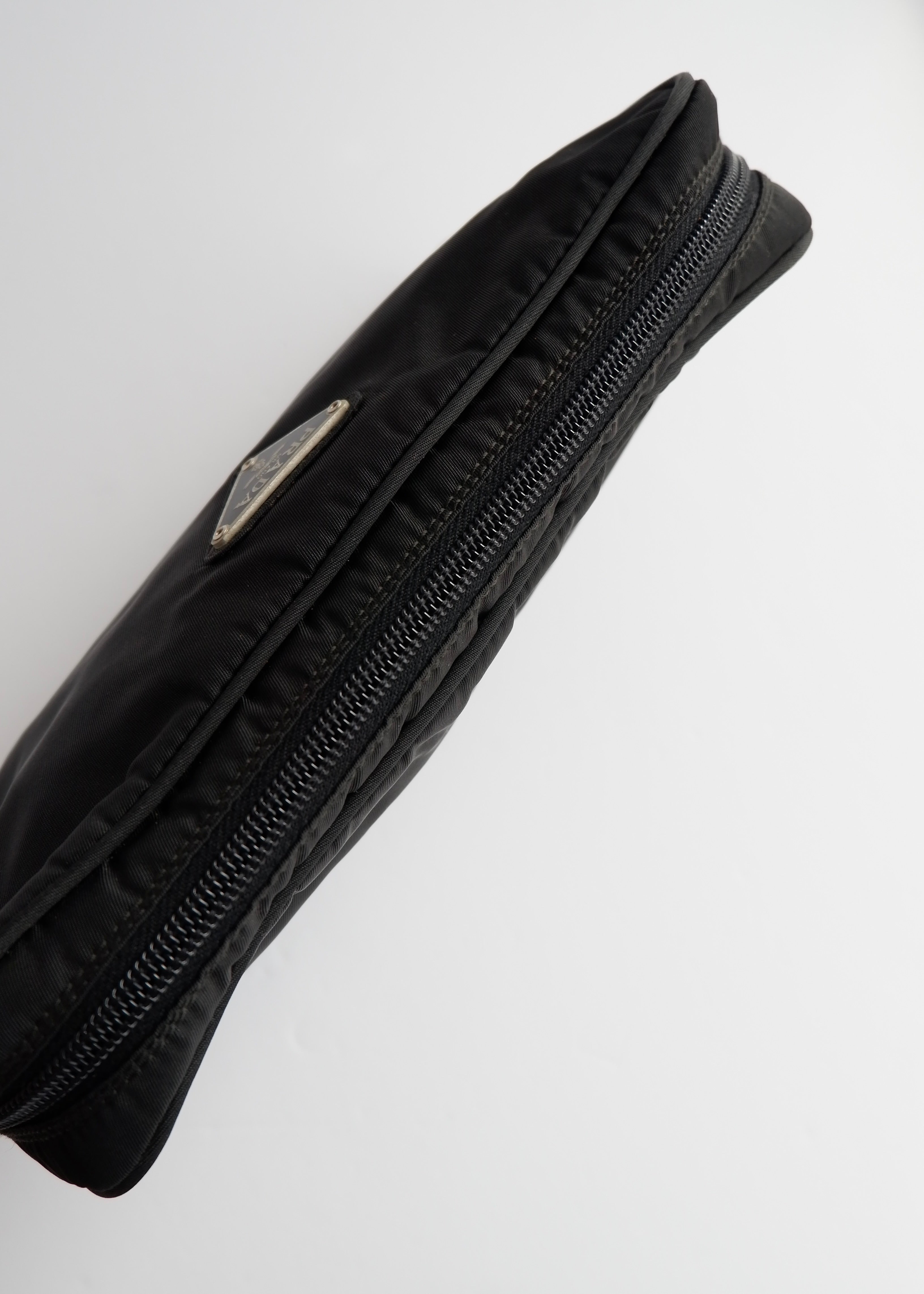 Pochette Prada authentique d'occasion en nylon noir