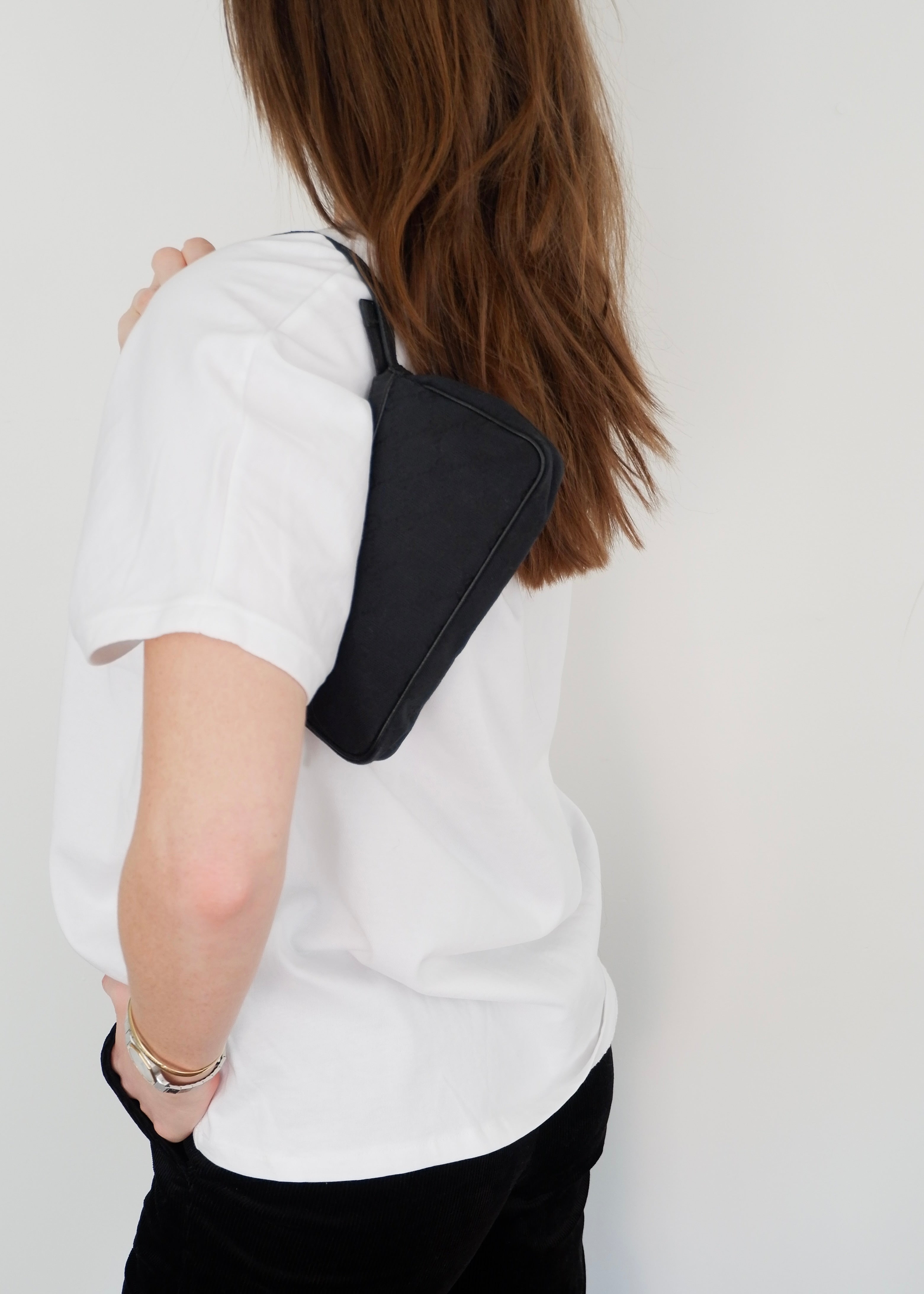 Authentique Sac Micro à Bandoulière Gucci en Toile GG Noire avec Breloque Dorée d'occasion