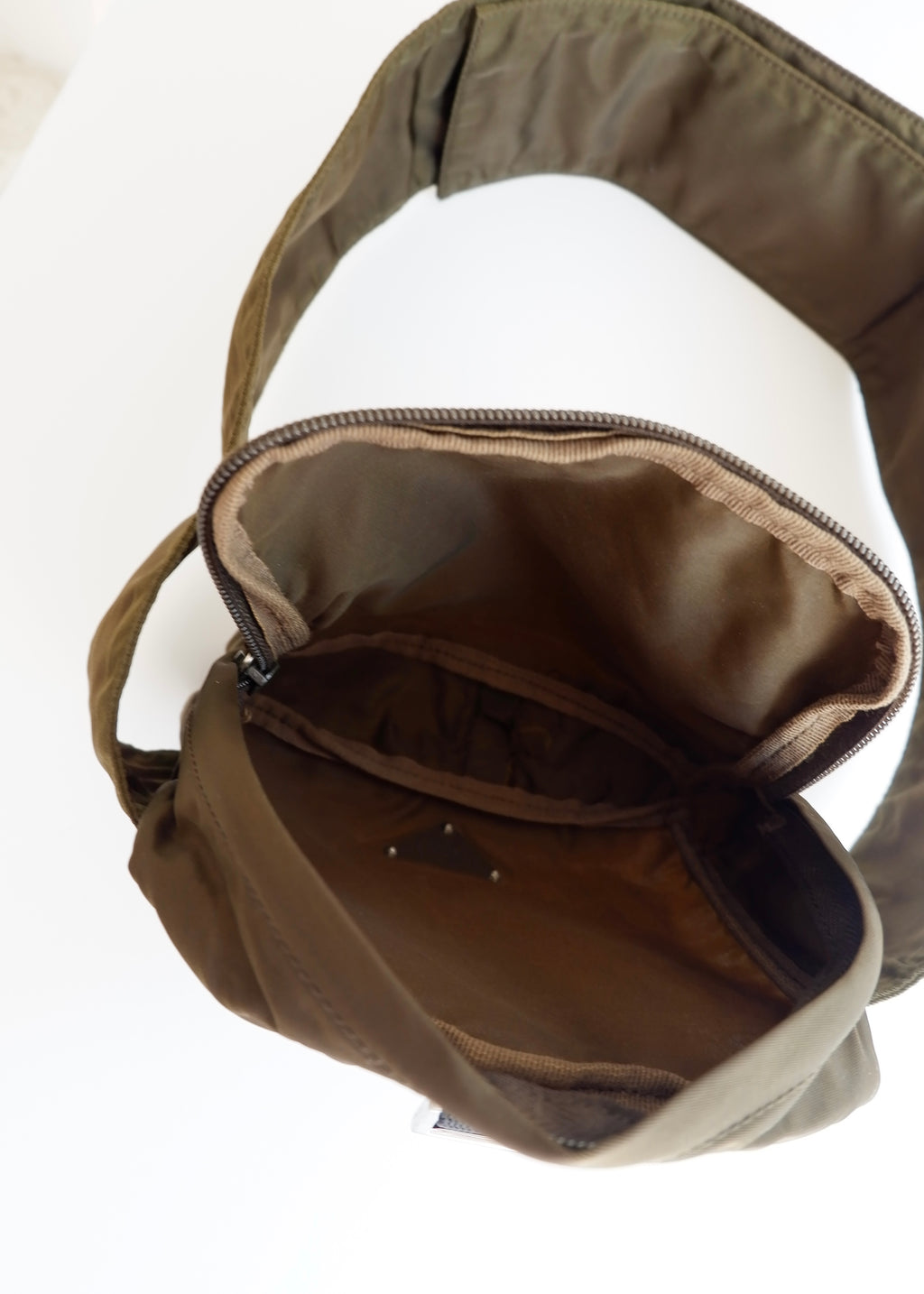 Sac banane Prada authentique d'occasion en nylon vert olive à scratch